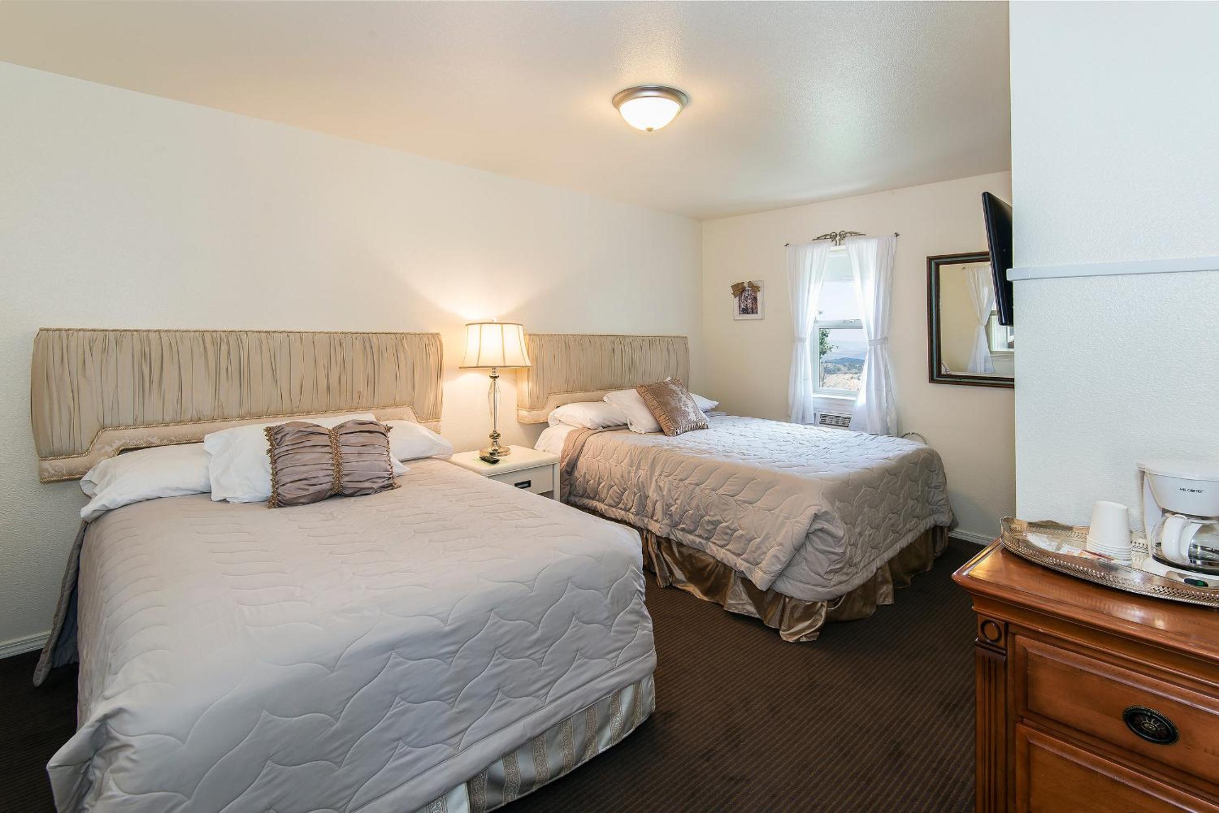 Some Like It Hot with One Queen Bed & One Full Bed, Shower - Mountain View