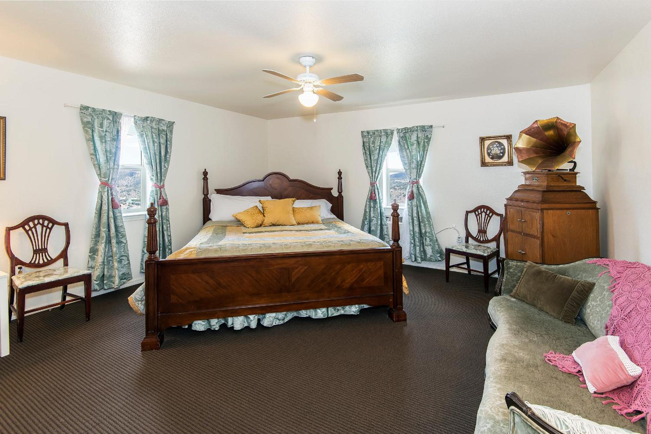 Victorian Anniversary Suite