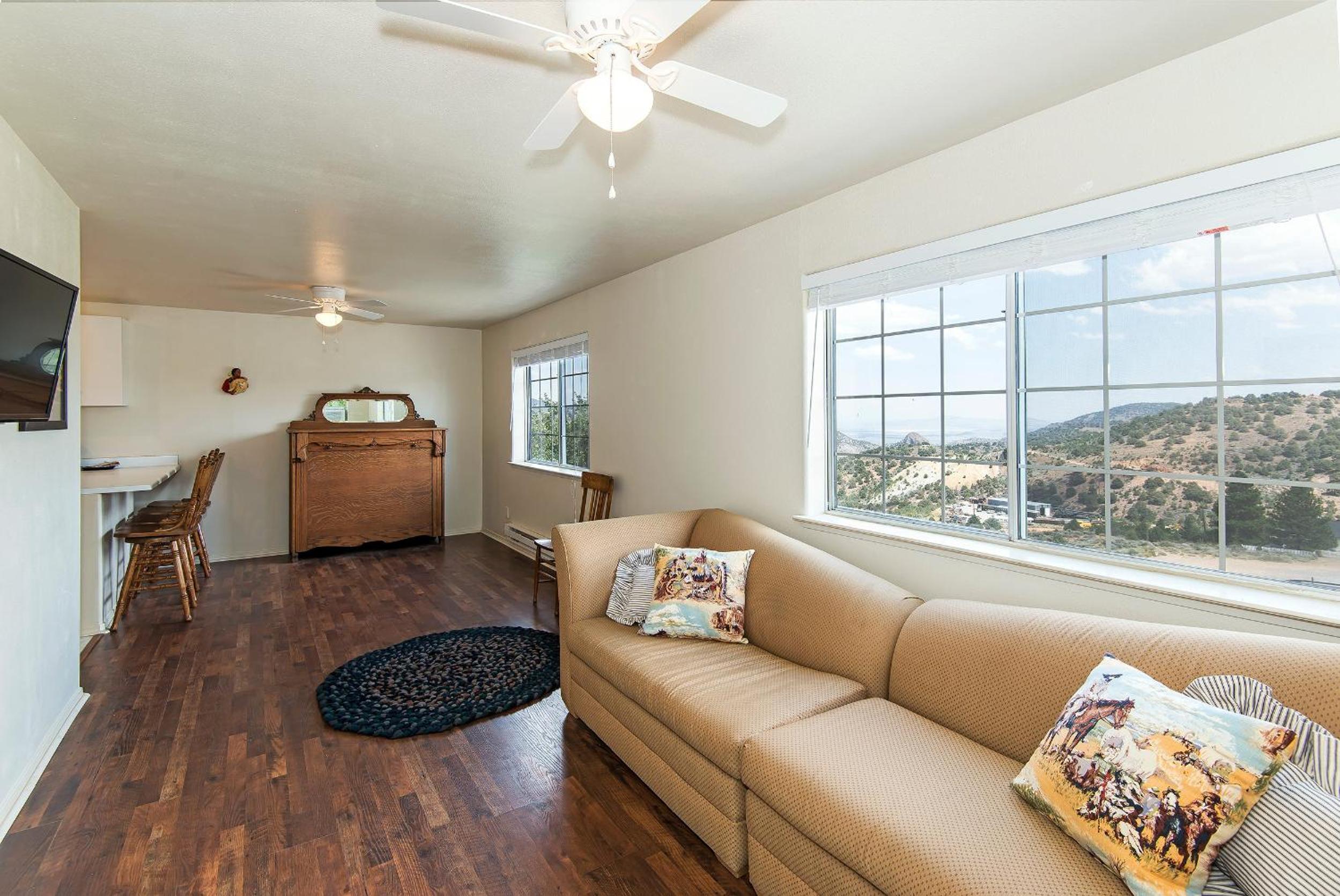 One-Bedroom Apartment - Photo 1