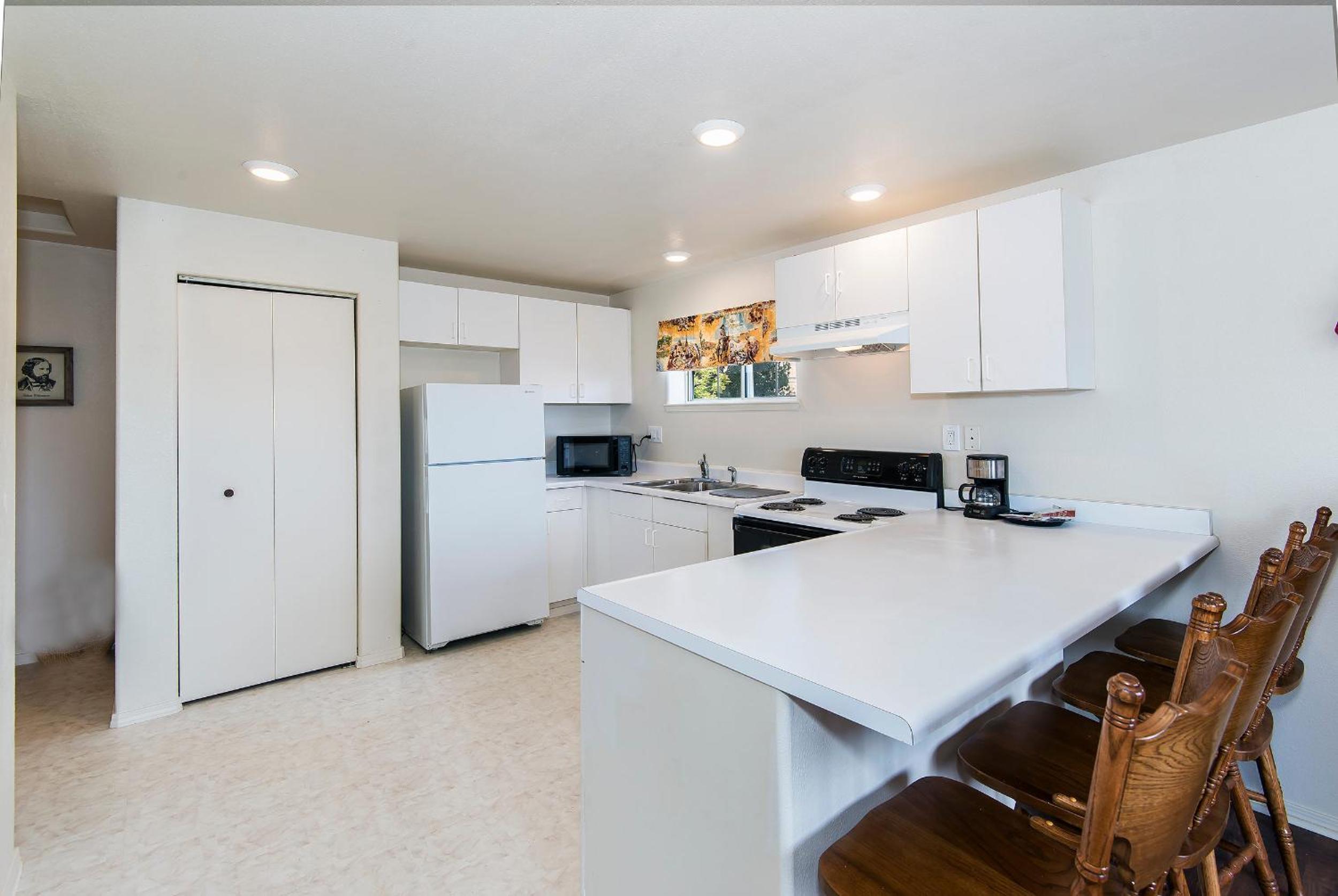 One-Bedroom Apartment - Photo 2