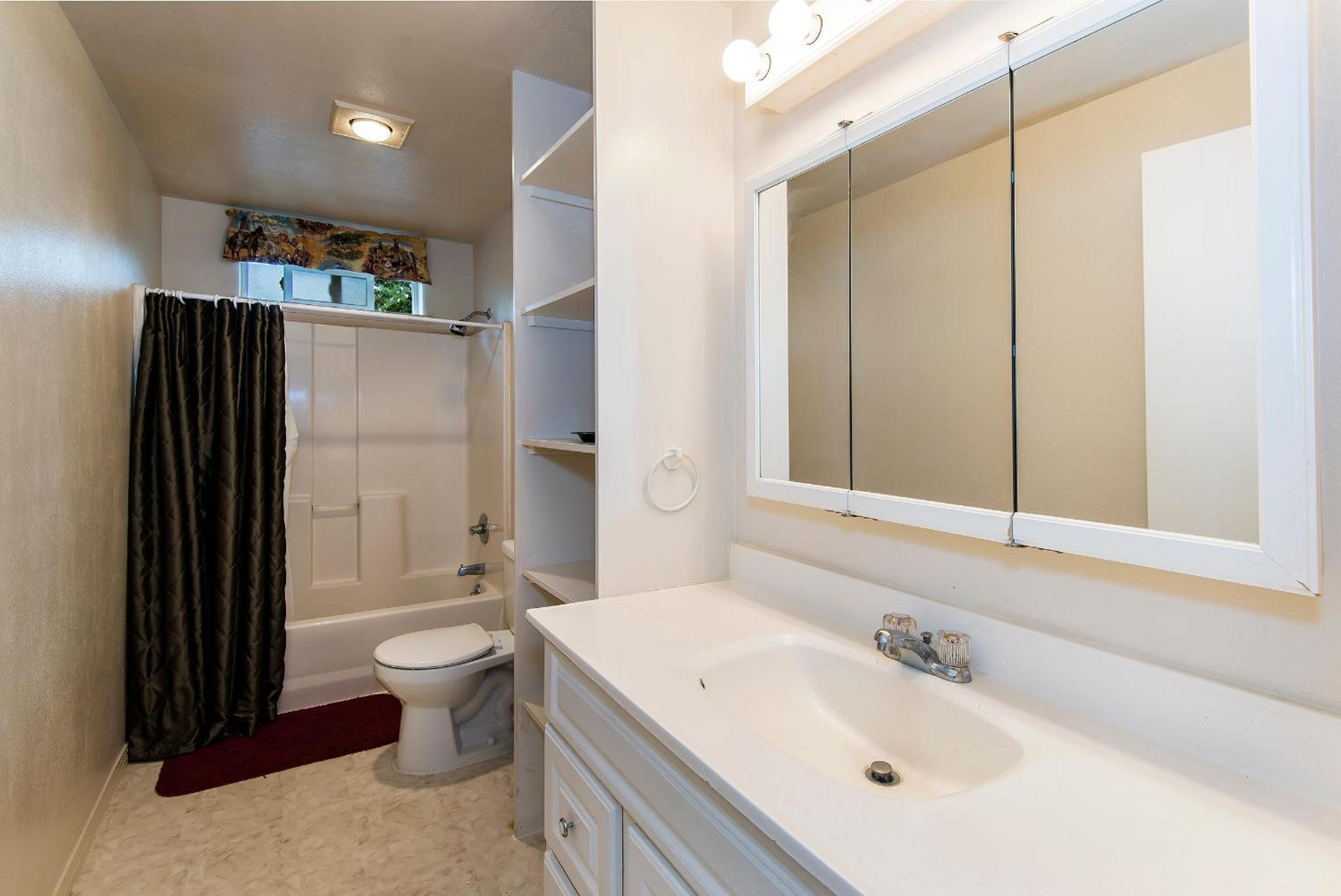 One-Bedroom Apartment - Photo 3