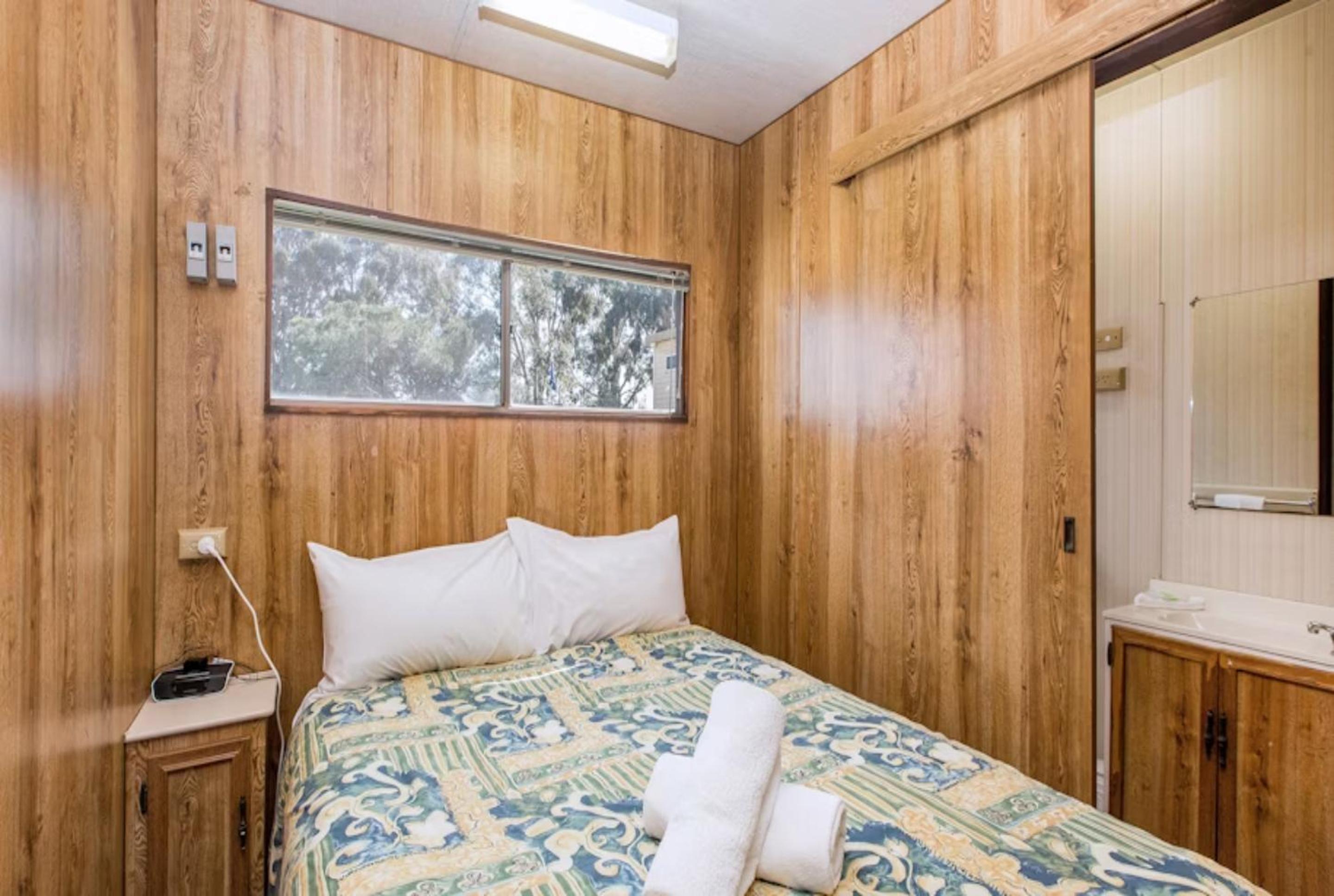 Economy 2 Bedroom Cabin - Sleeps 3 photo 2