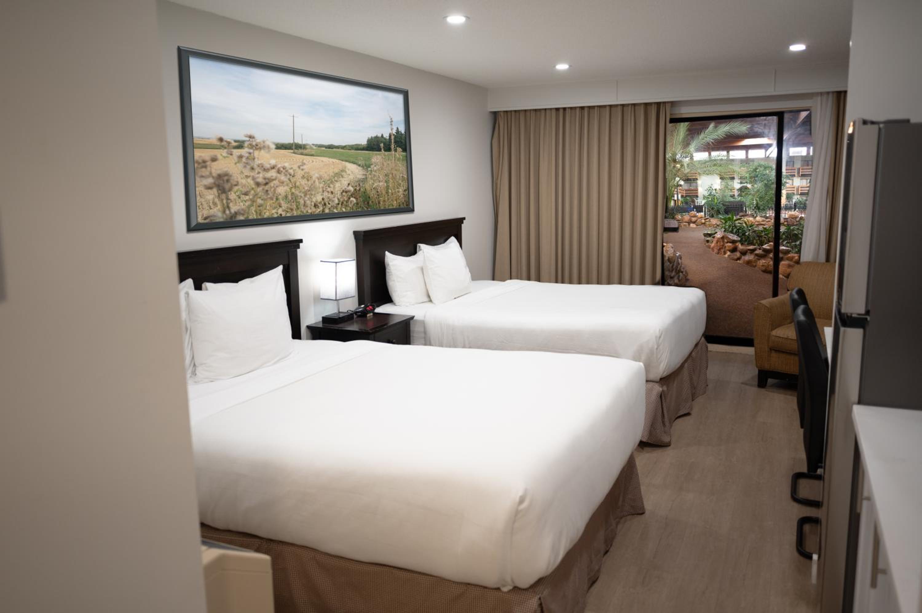 Deluxe Queen Room with Two Queen Beds - Pool Access/Main Floor/Non-Smoking