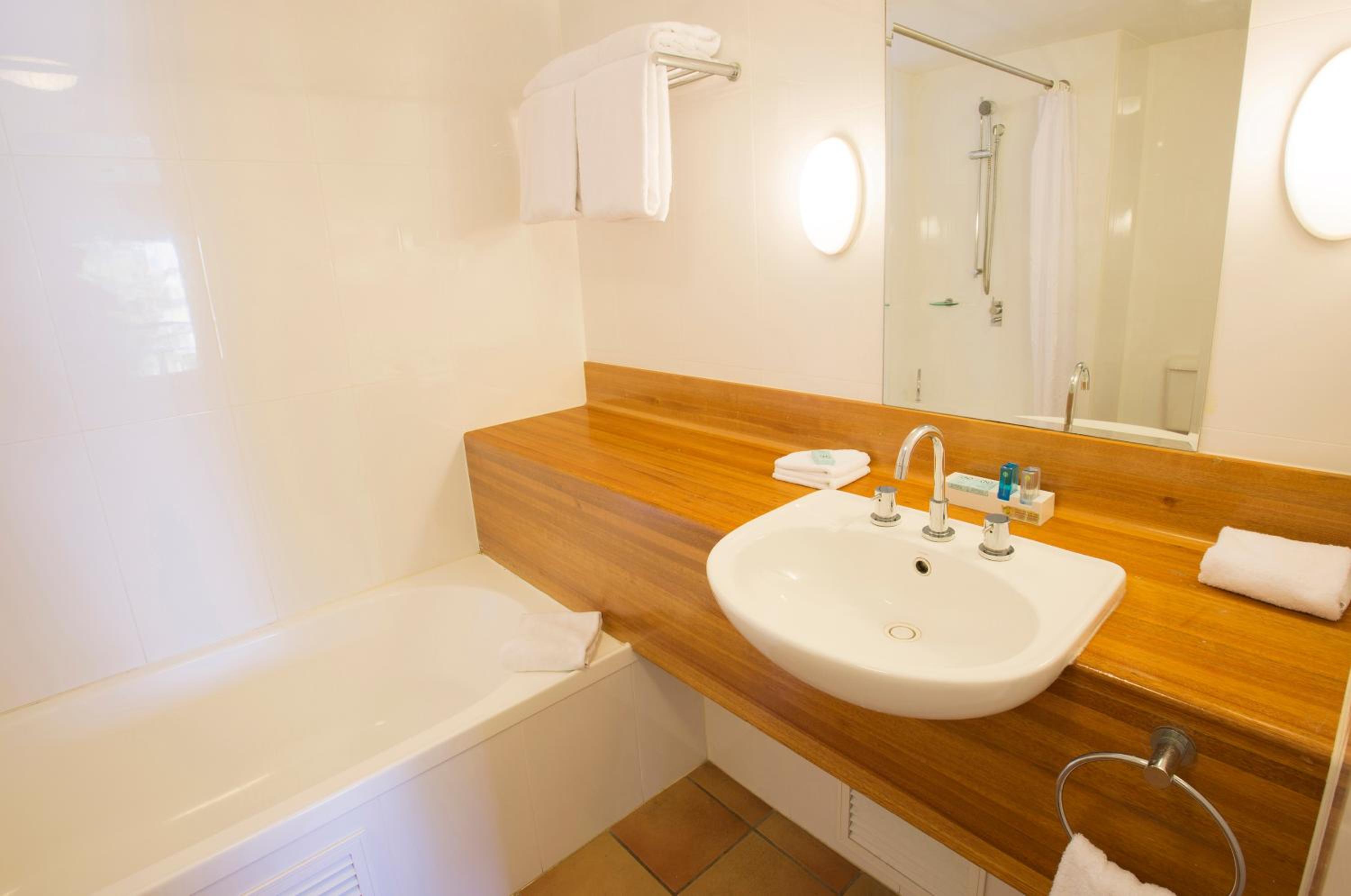 Queen Room with Lagoon View - Photo 6
