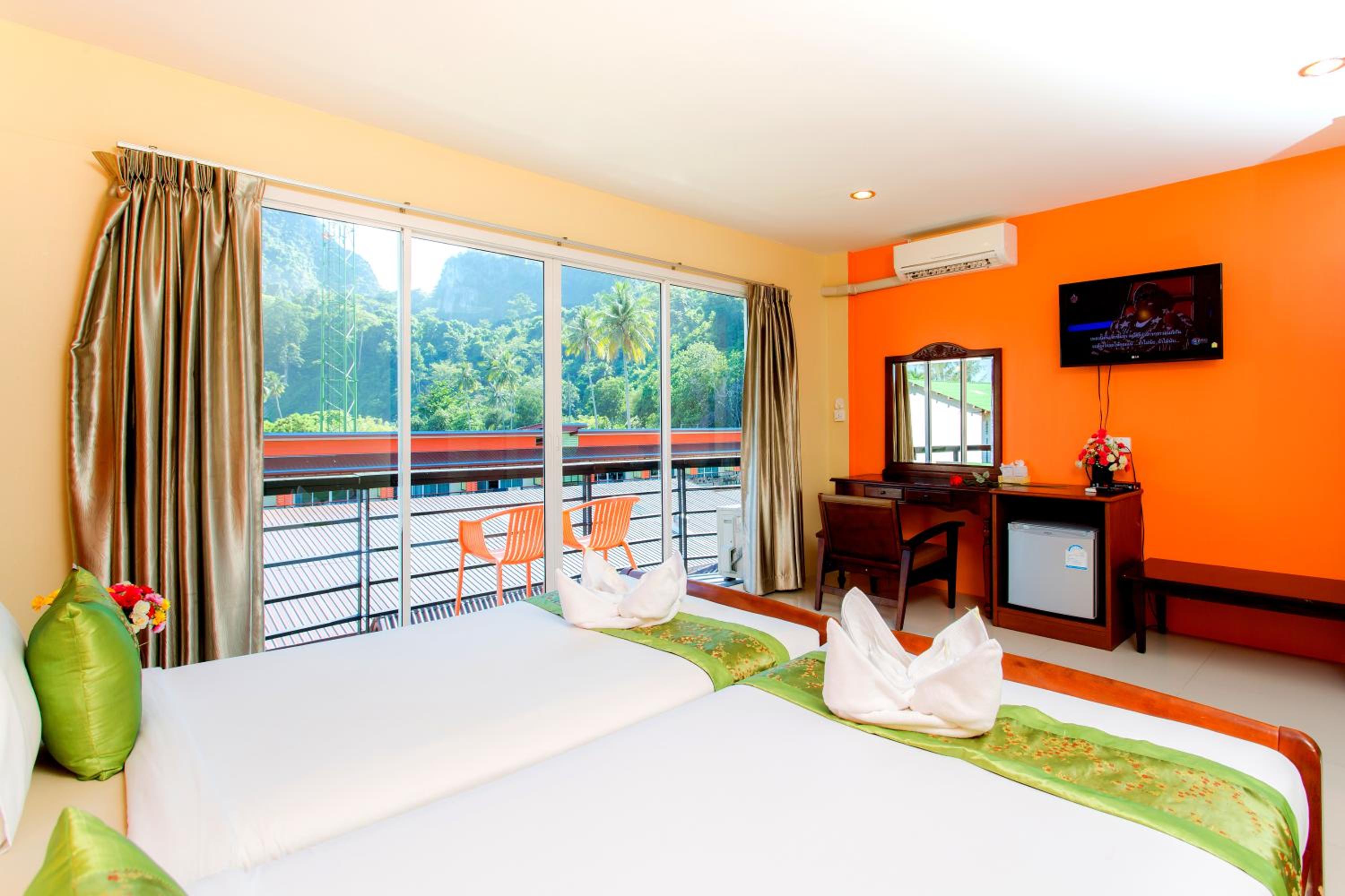 Triple Room with Balcony - Photo 17