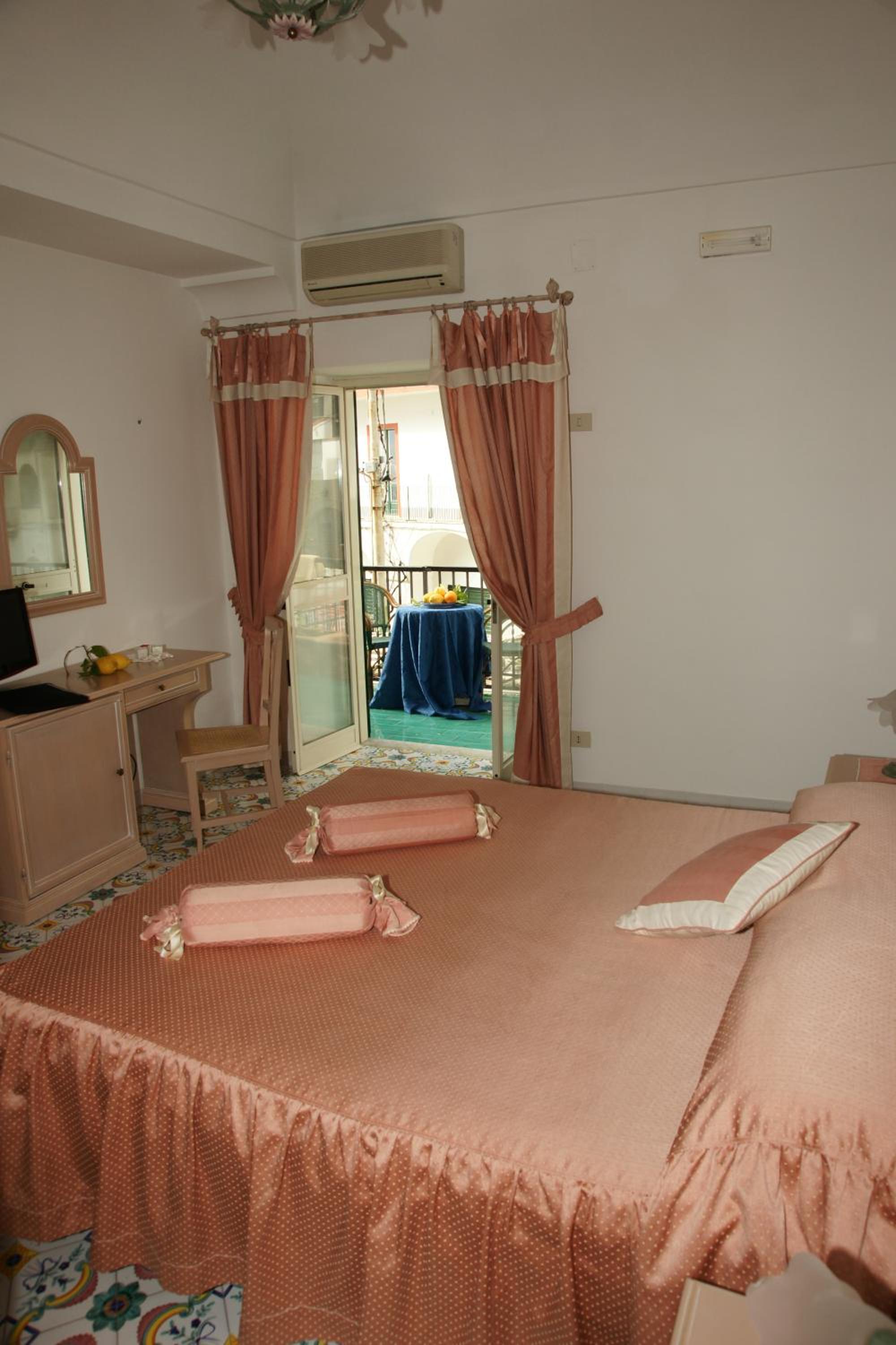 Deluxe Double Room with Side Sea View - Photo 7