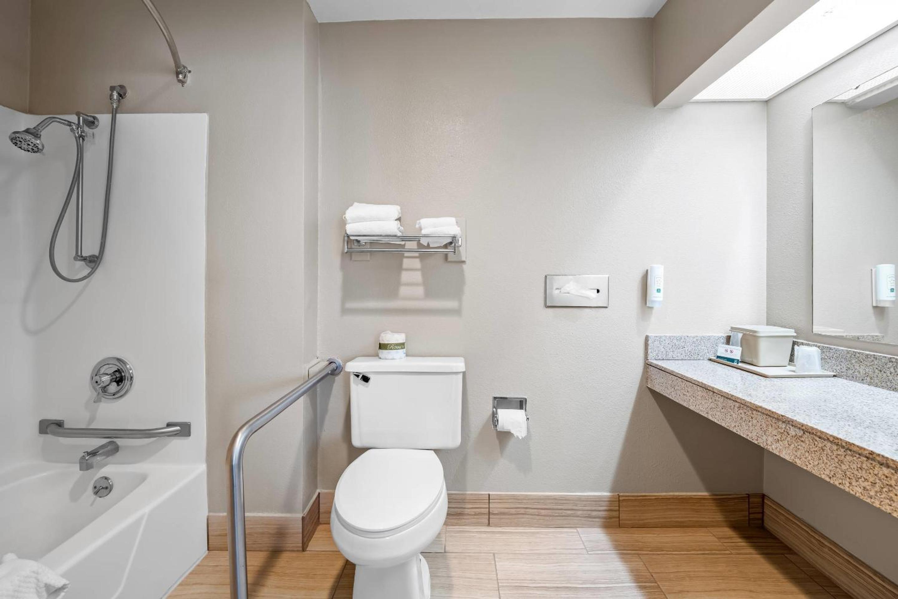 Queen Room - Accessible/Non-Smoking - Photo 4