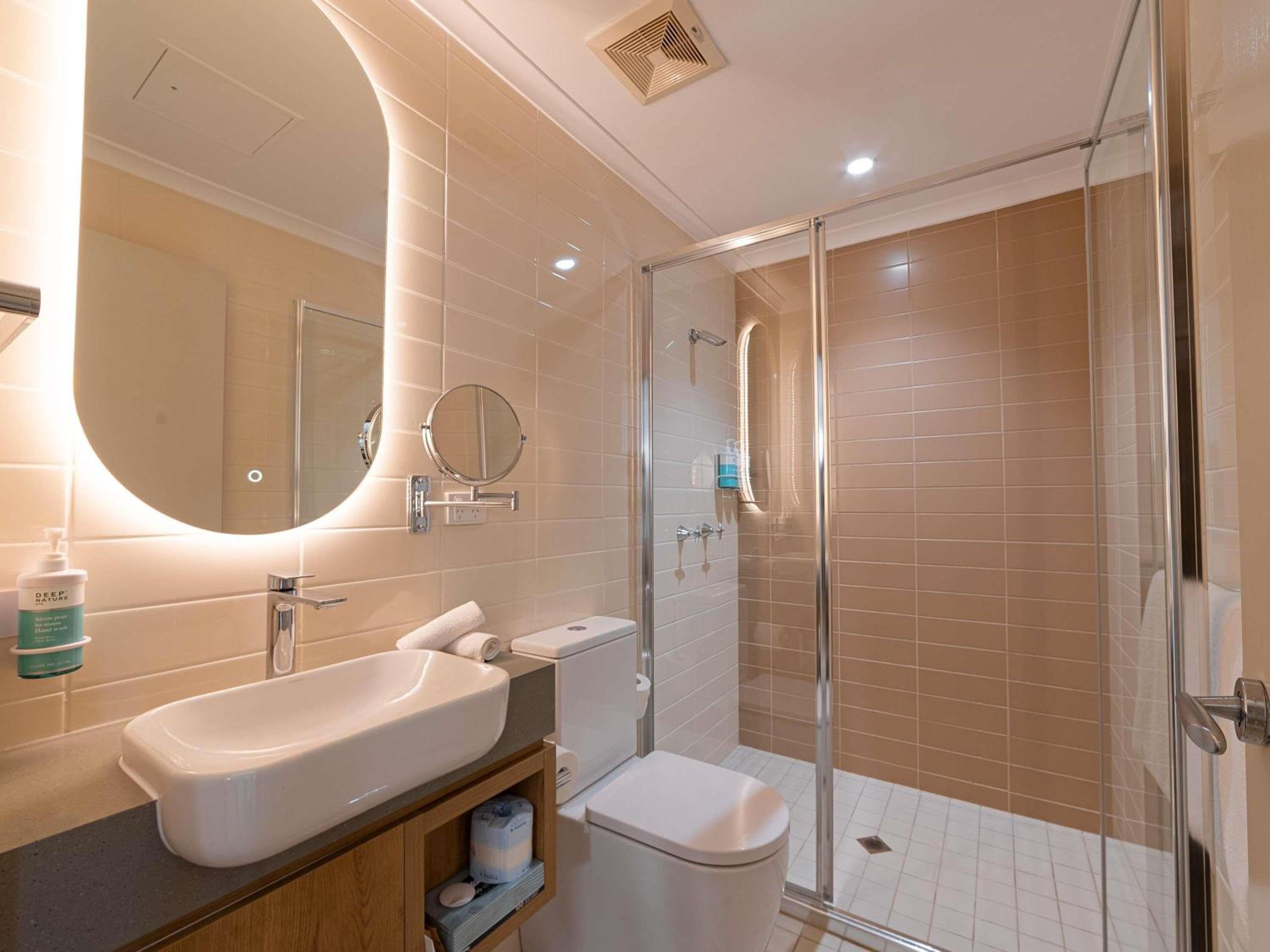 One-Bedroom Executive Suite with Pool View - Photo 5