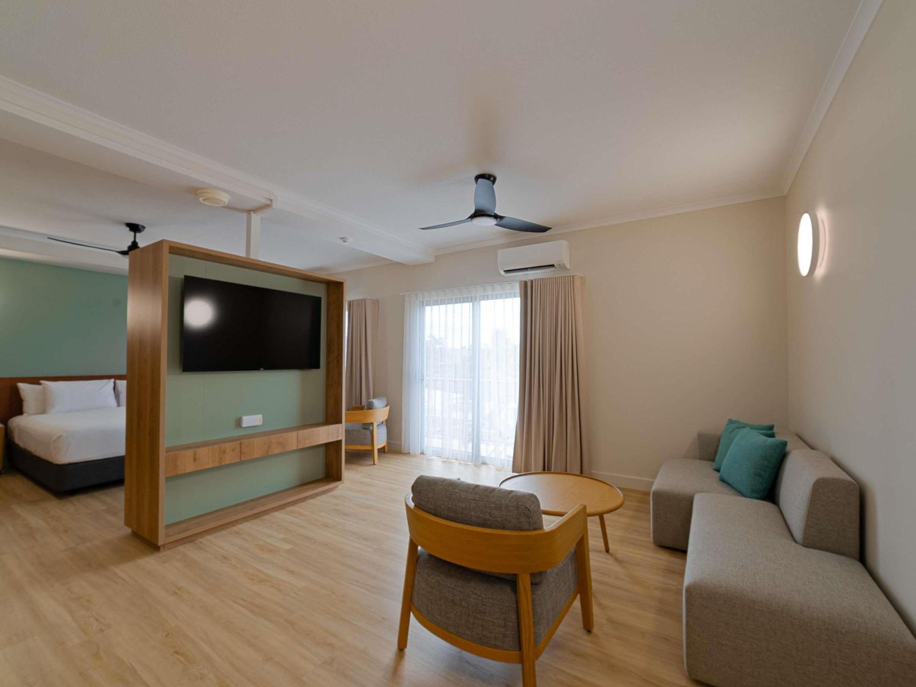 One-Bedroom Executive Suite with Pool View - Photo 8