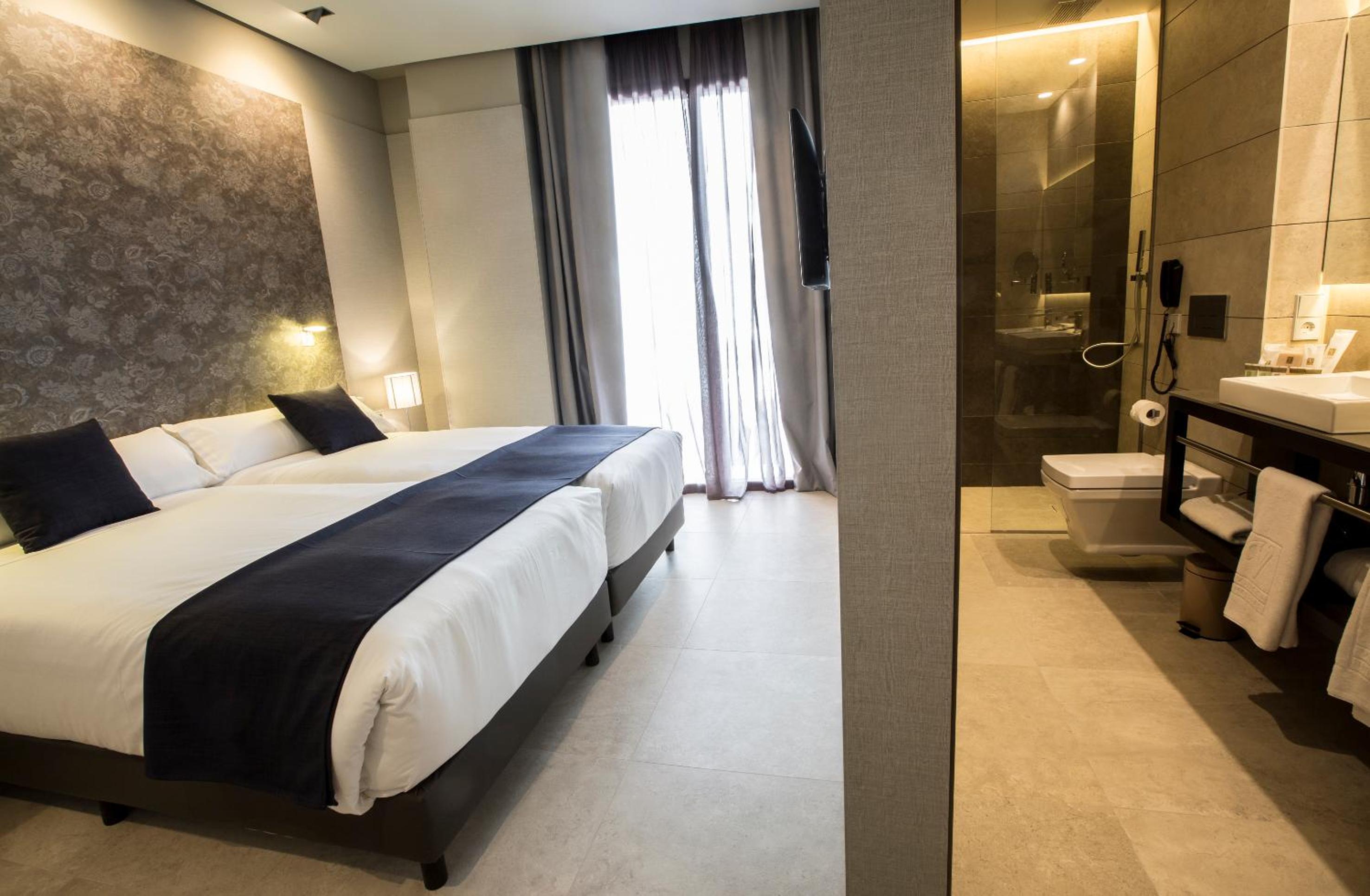 Deluxe Double Room thumbnail 5
