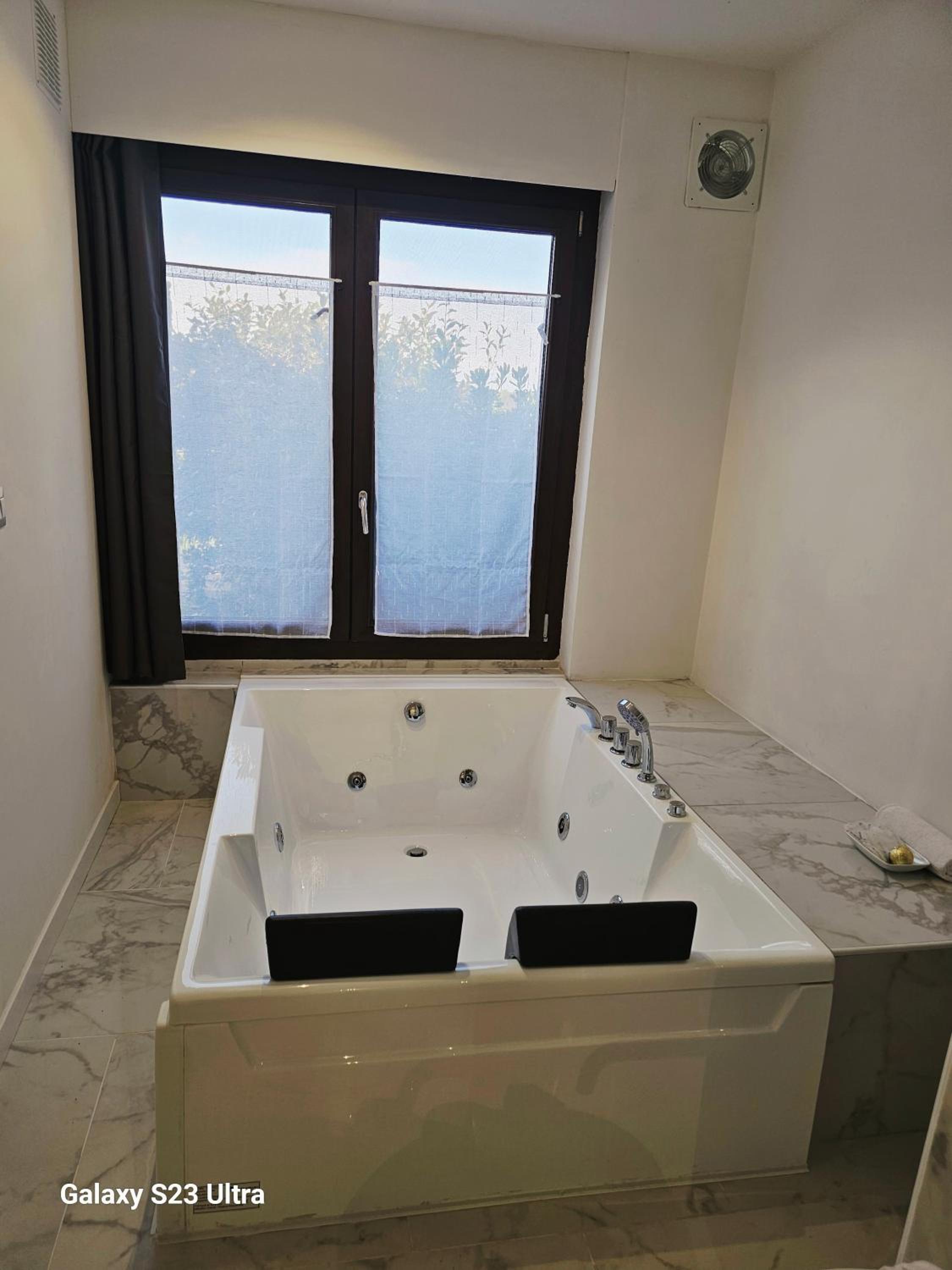 Deluxe Suite with Spa Bath photo 2