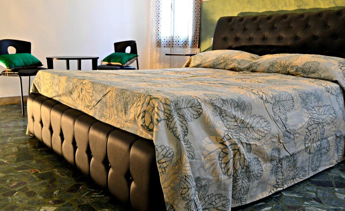 Double Room with Private External Bathroom photo 2