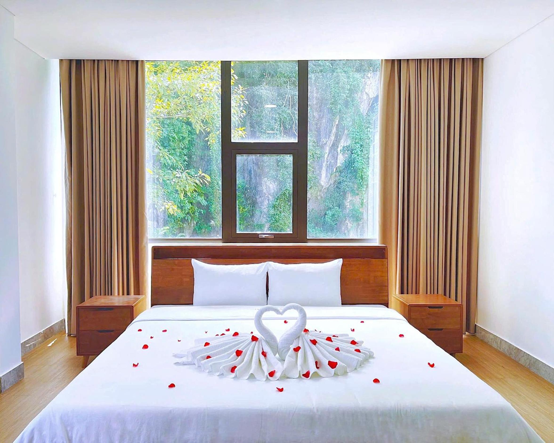 Deluxe King Room - Photo 5