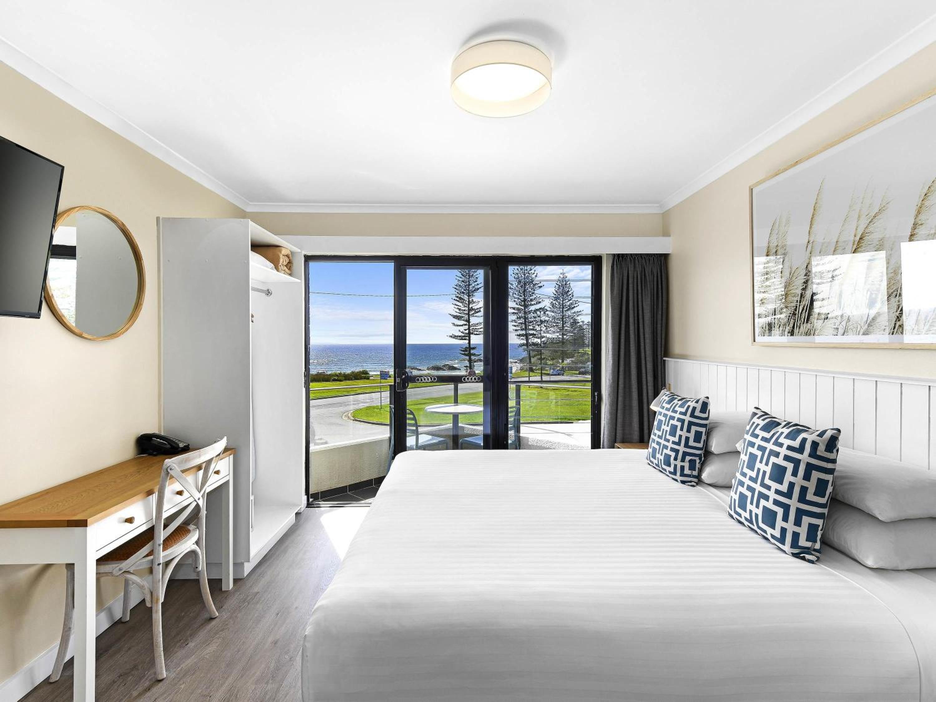 Deluxe King Room with Ocean View - Photo 2