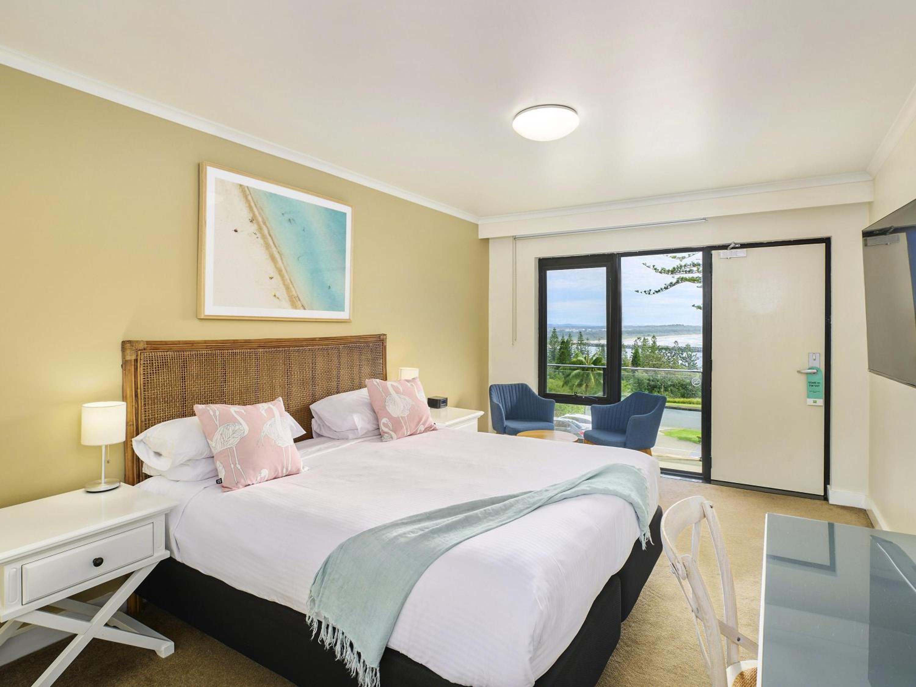 Standard King Room with Spa Bath - Photo 2