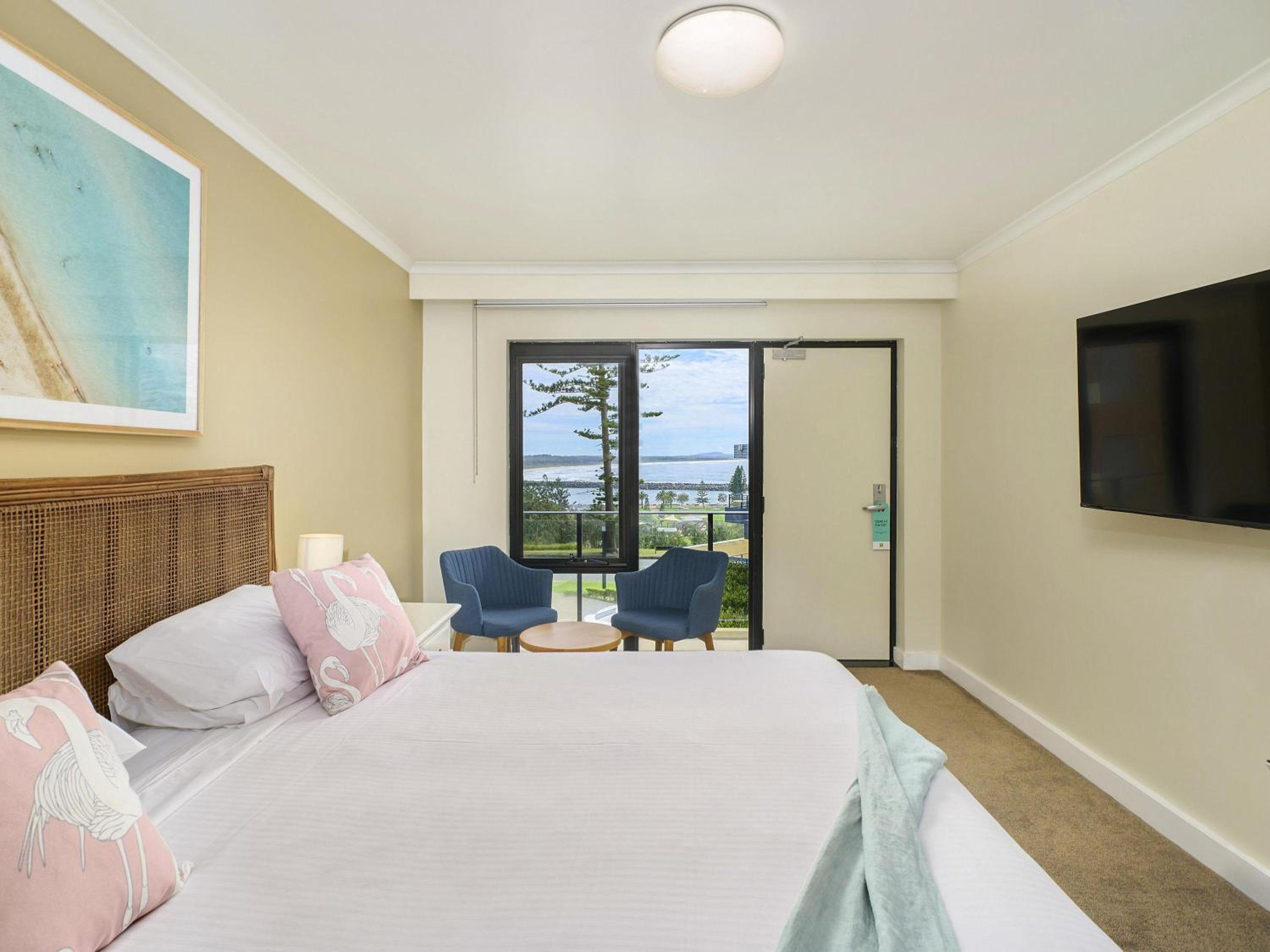 Standard King Room with Spa Bath - Photo 3
