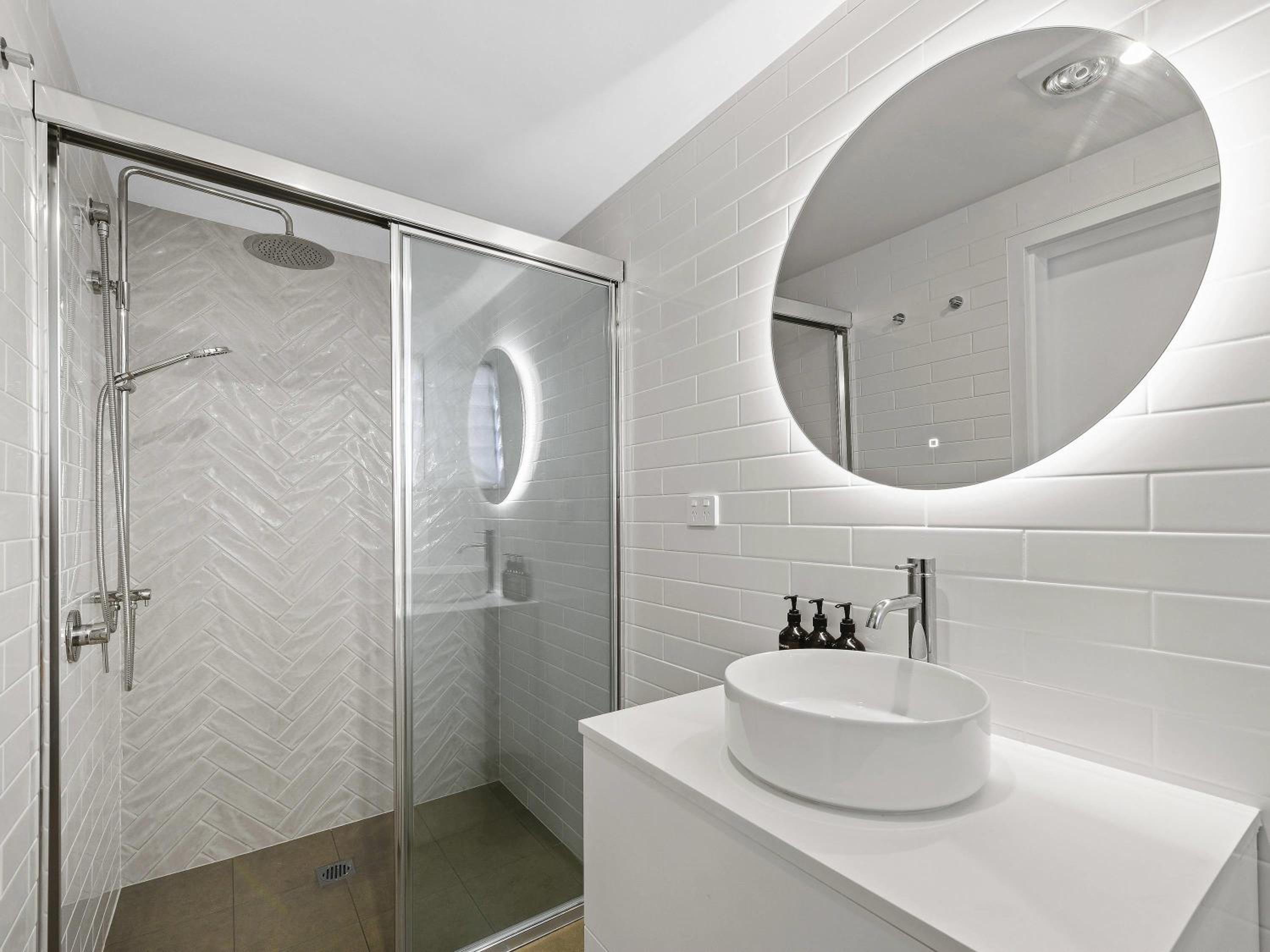 Deluxe King Room with Ocean View - Photo 3