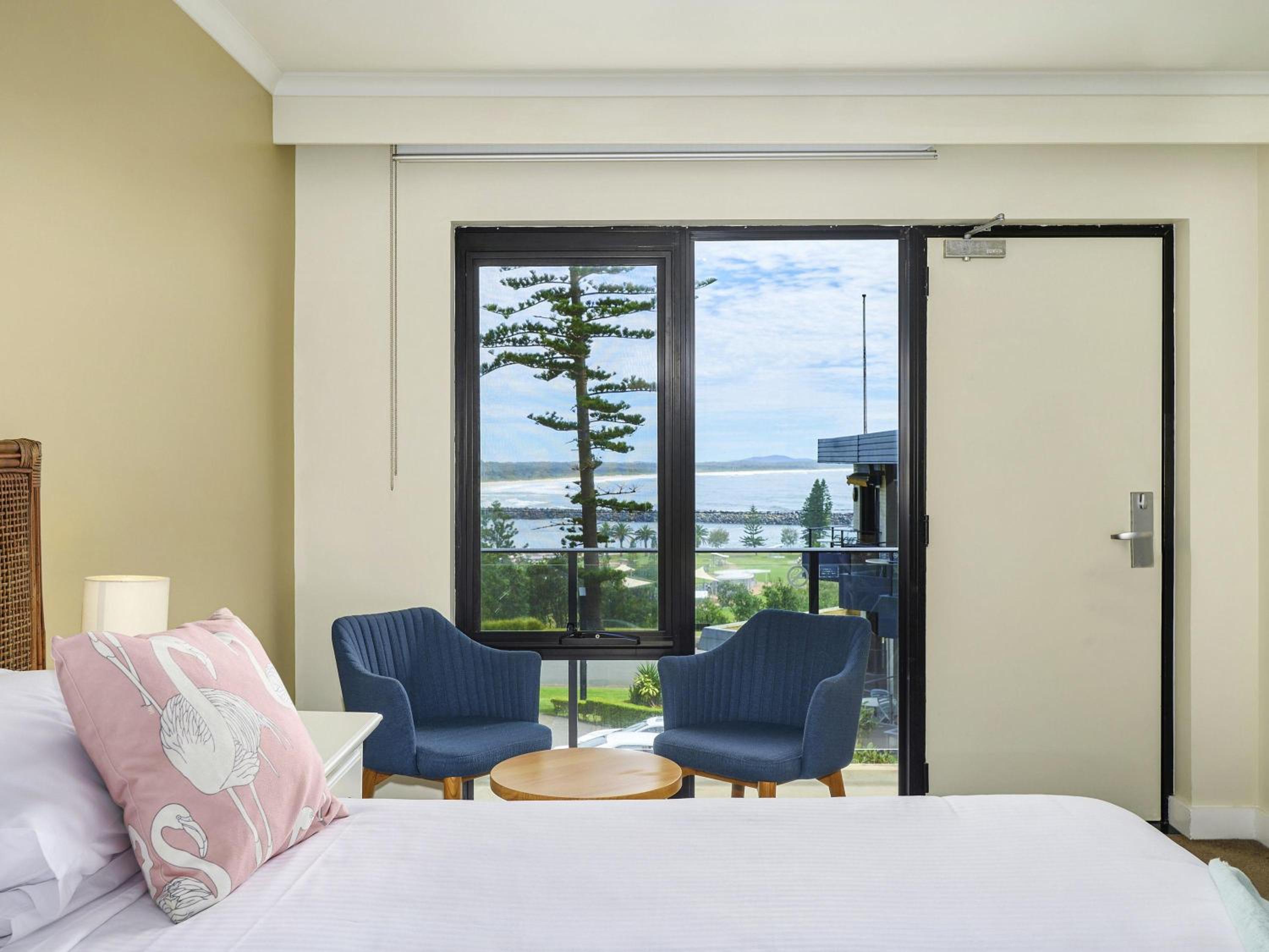 Standard King Room with Spa Bath - Photo 4