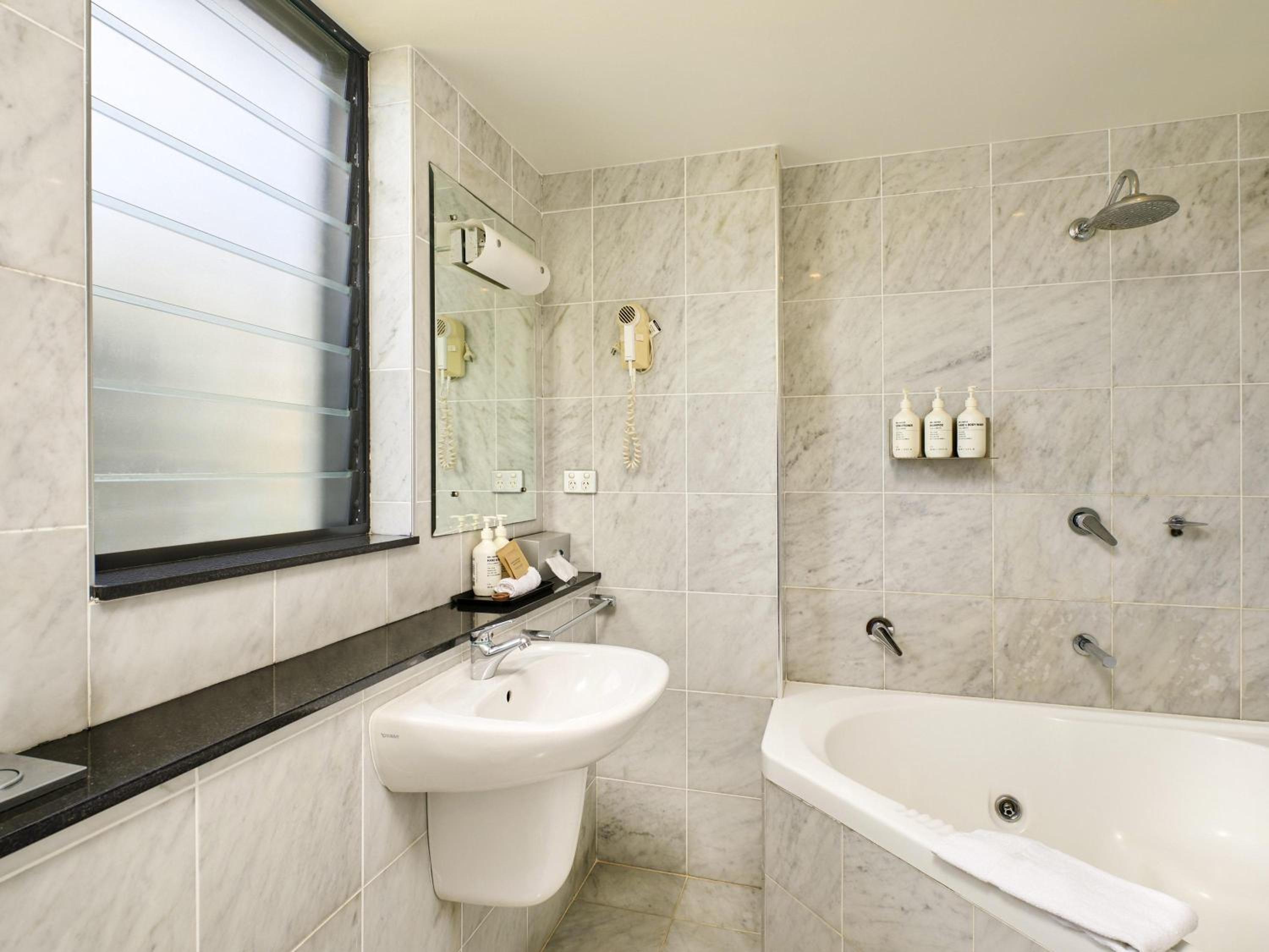 Standard King Room with Spa Bath - Photo 6
