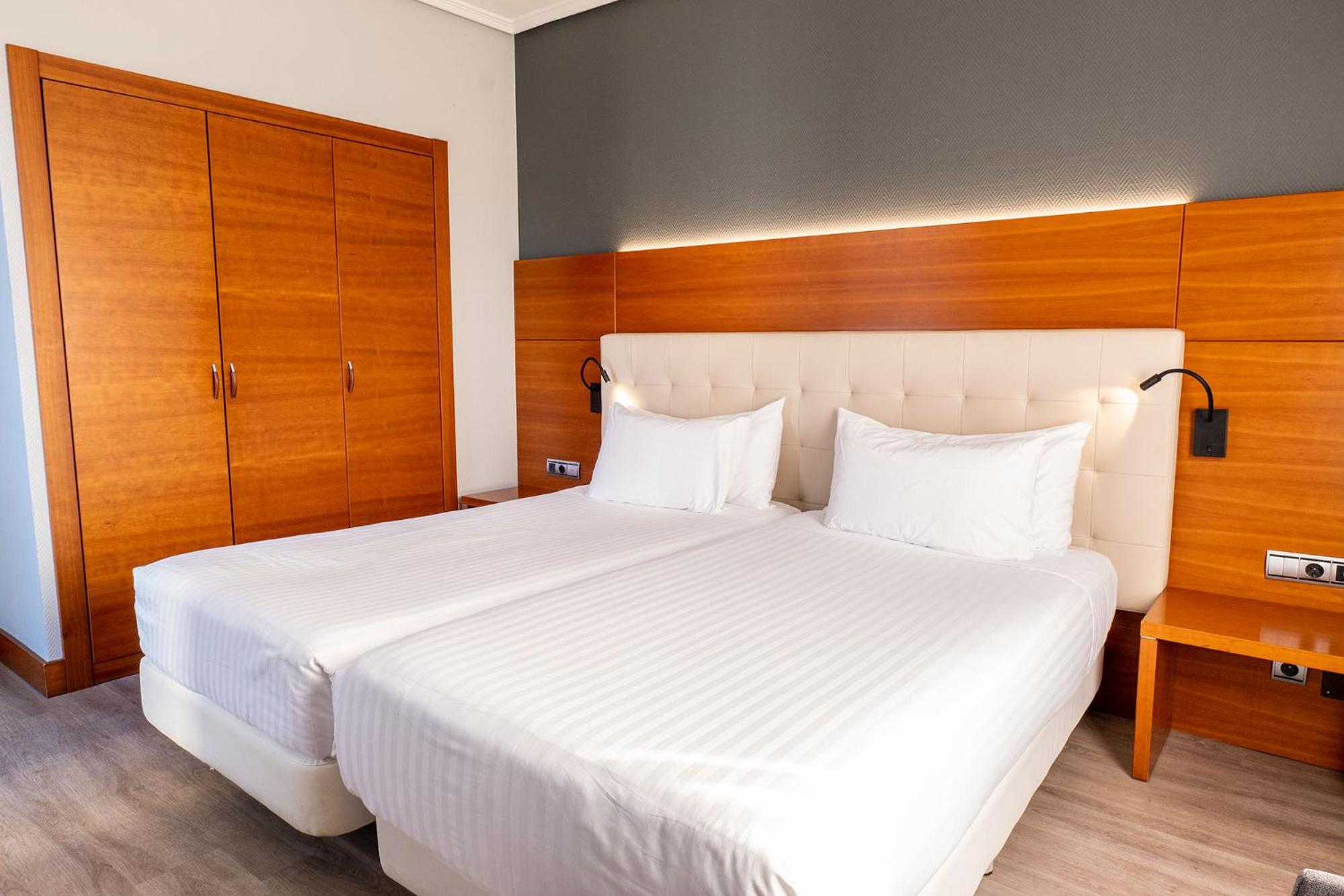 Deluxe Double Room with Balcony - Photo 2