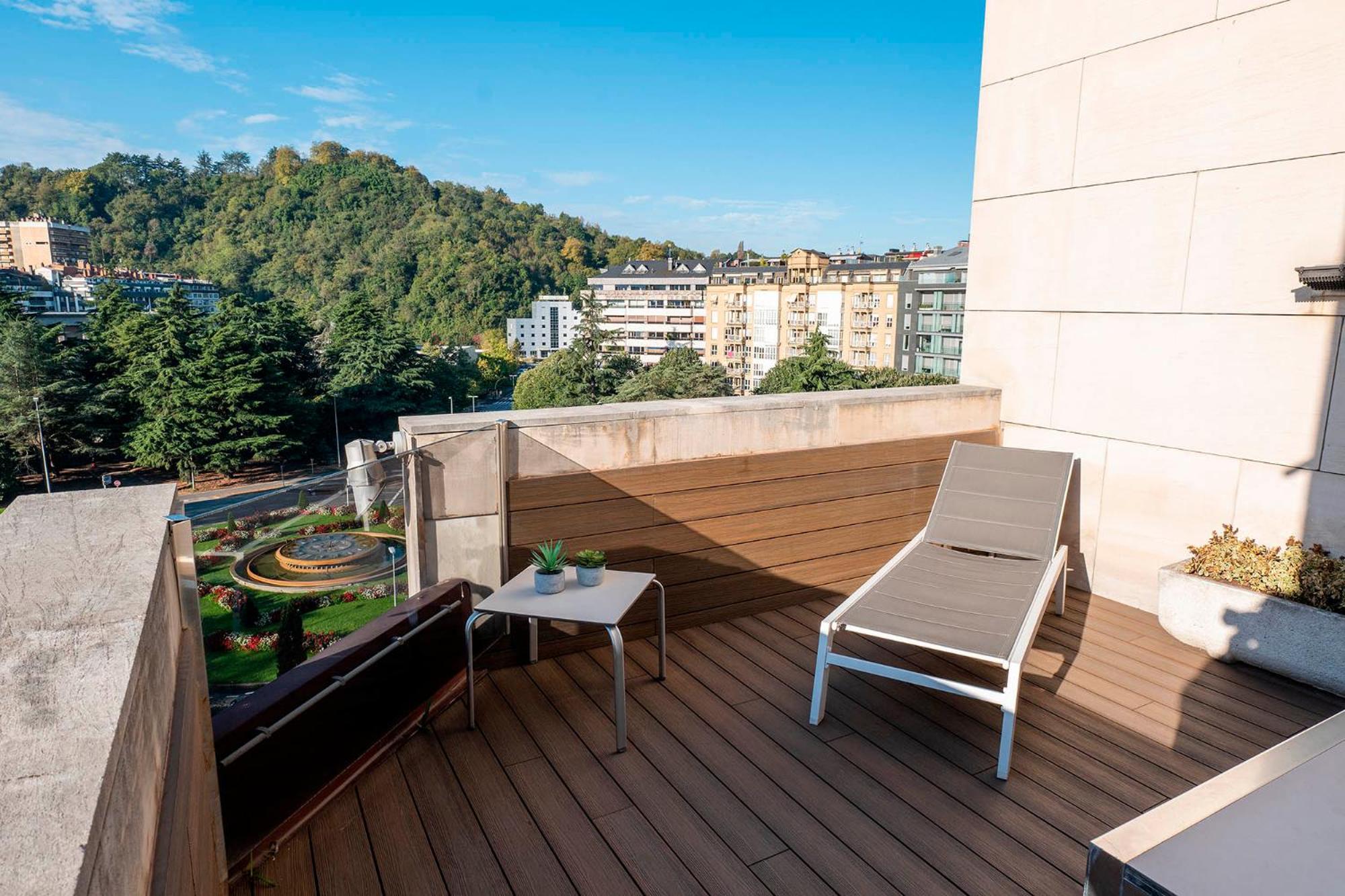 Deluxe Double Room with Balcony - Photo 3