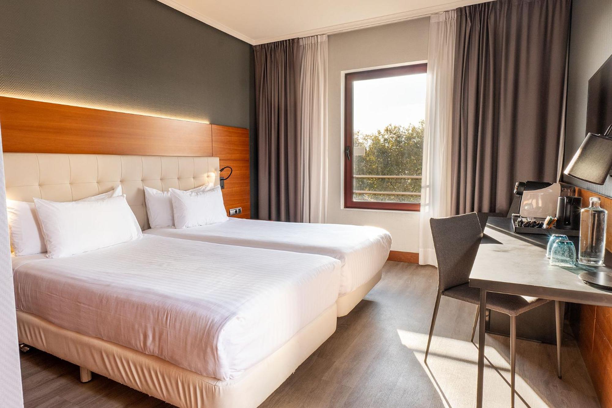 Deluxe Double Room with Balcony - Photo 4