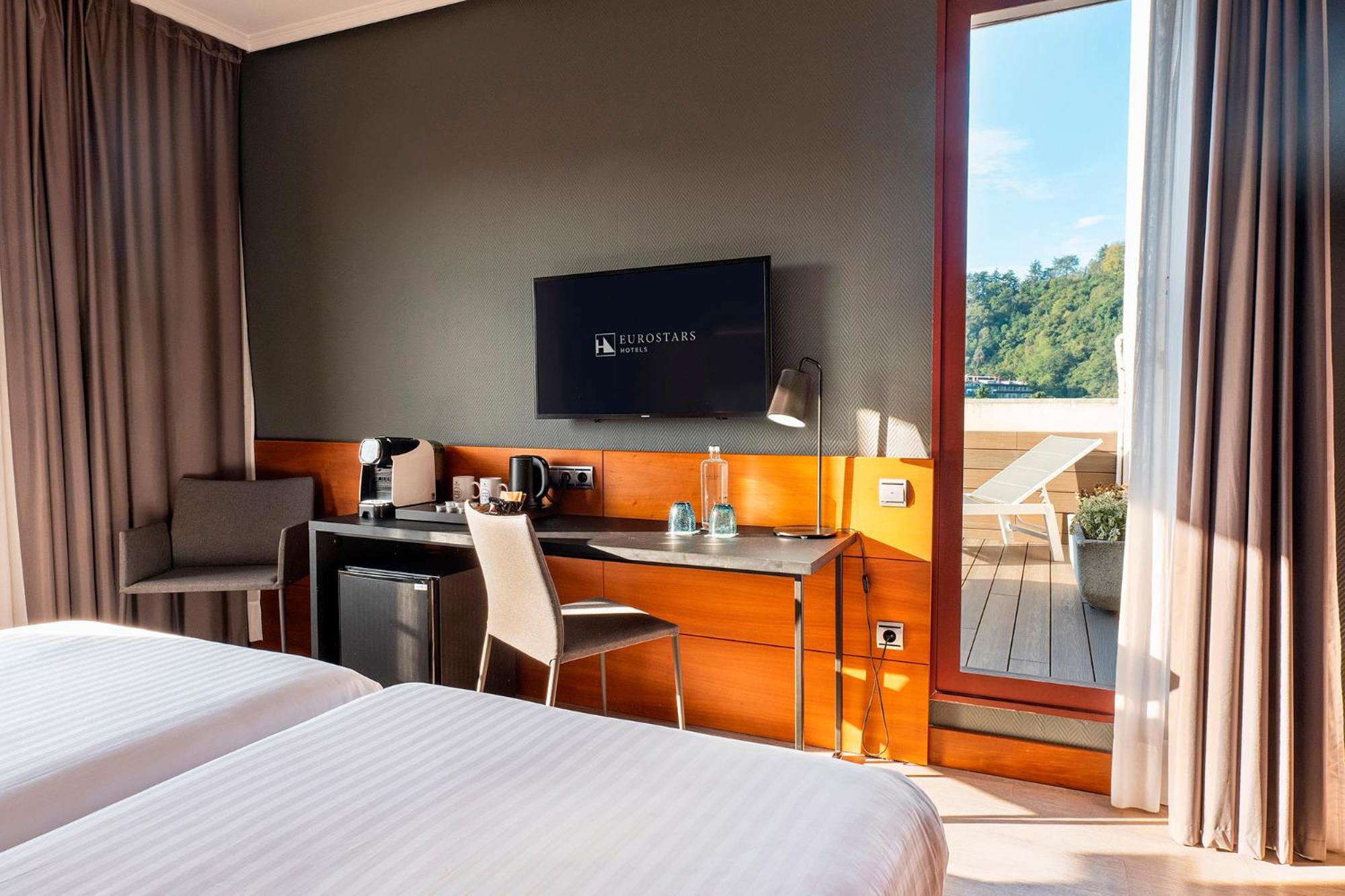 Deluxe Double Room with Balcony - Photo 5