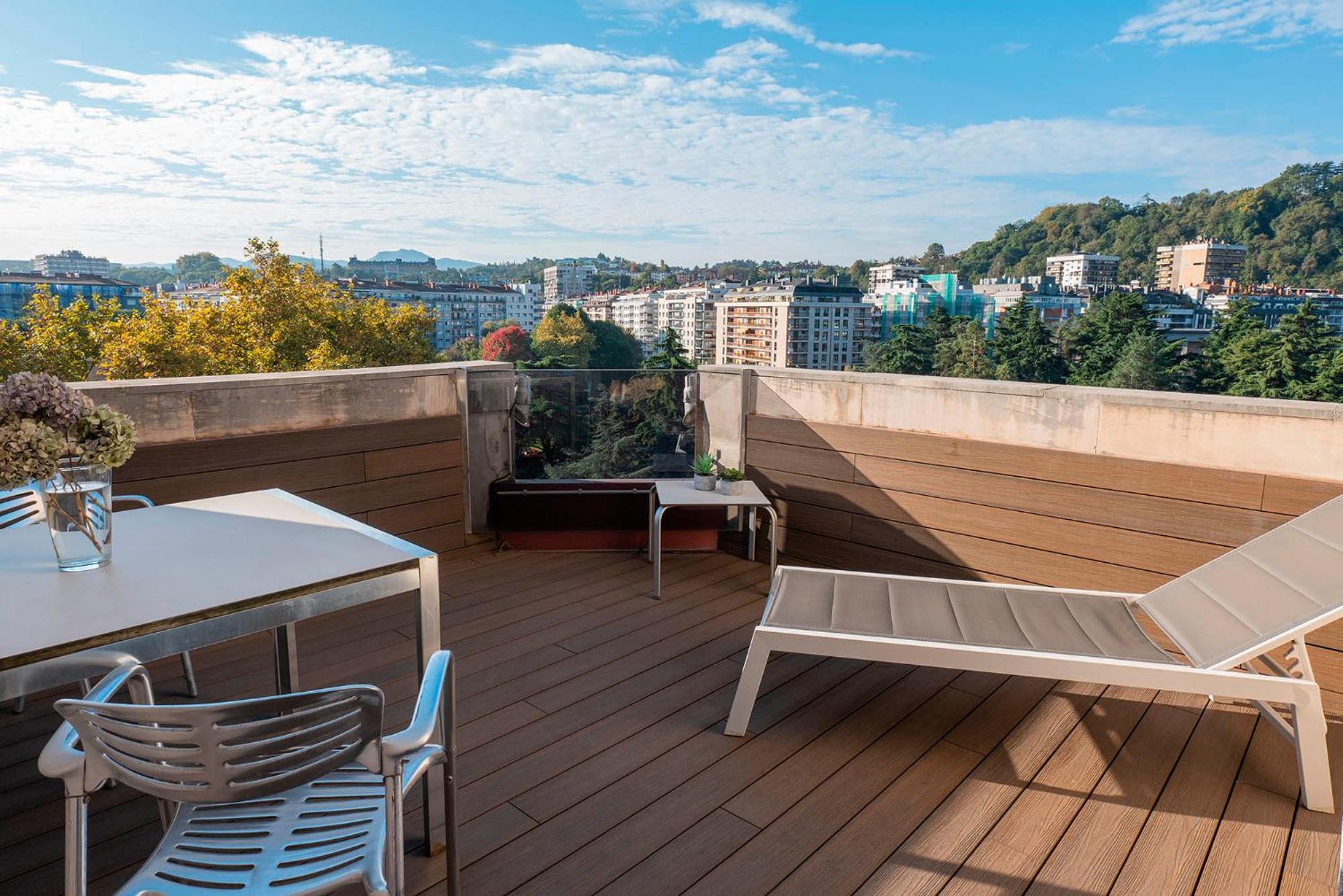 Deluxe Double Room with Balcony - Photo 1