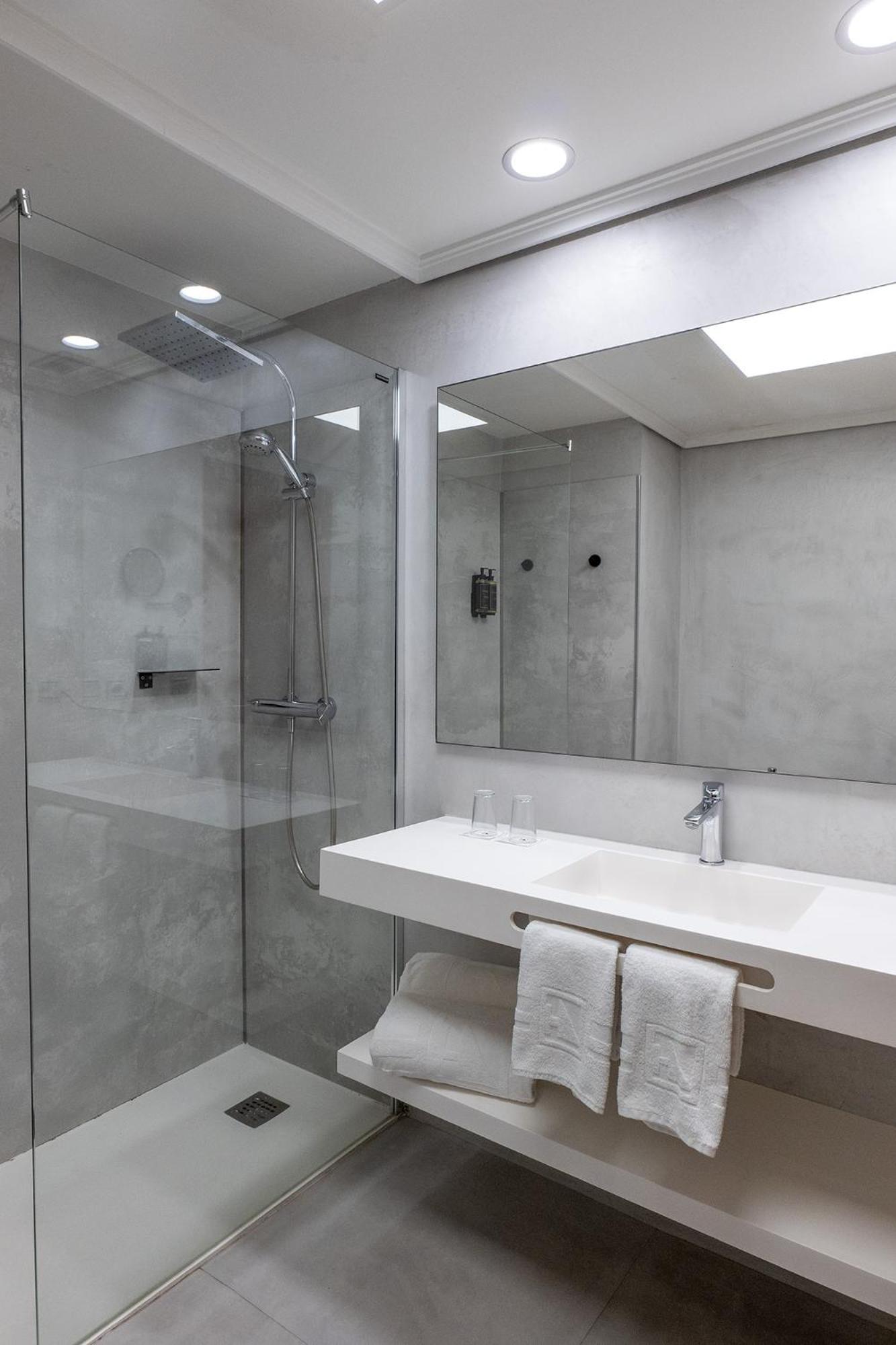 Deluxe Double Room with Balcony - Photo 6