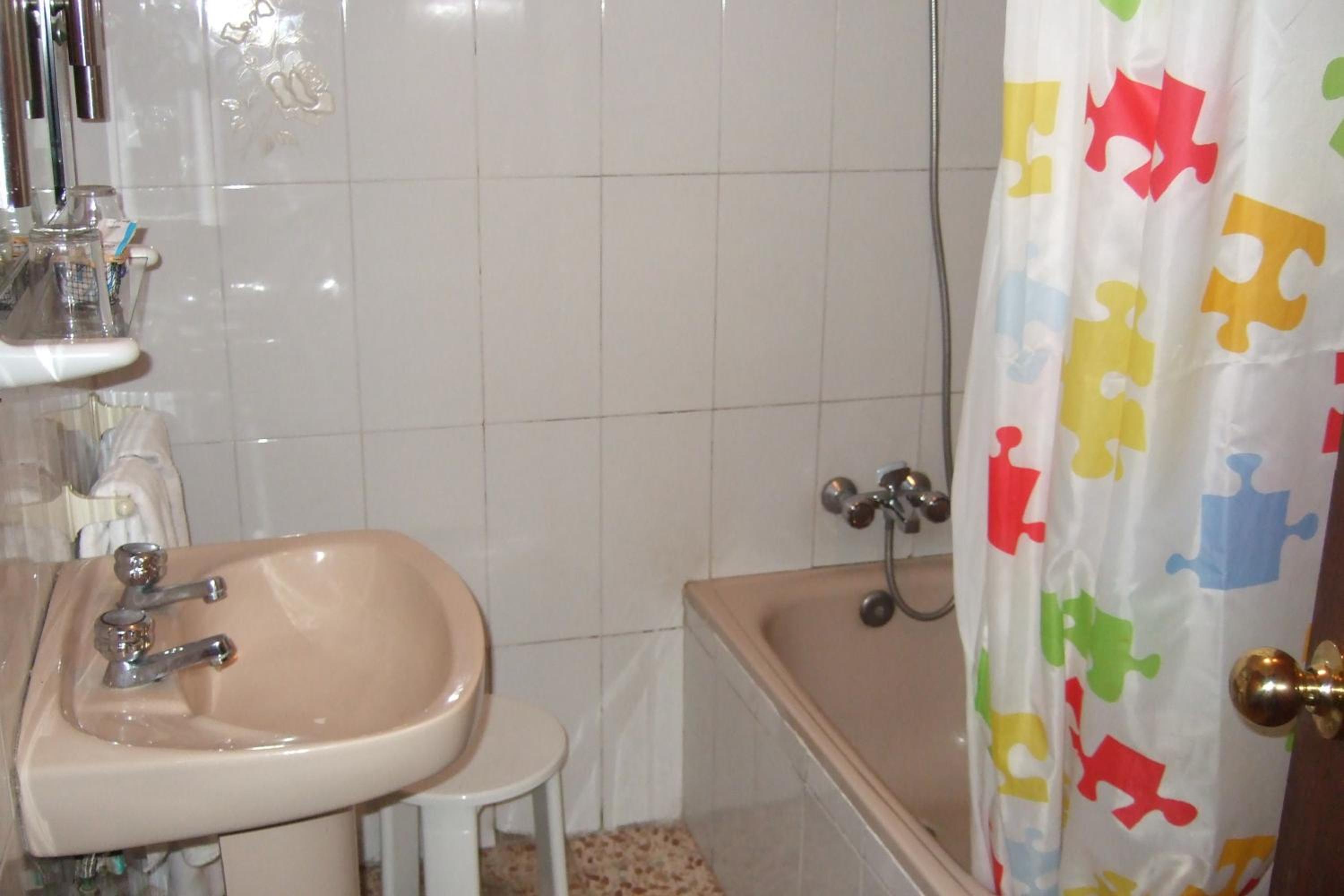 Double Room with Private Bathroom - Photo 3
