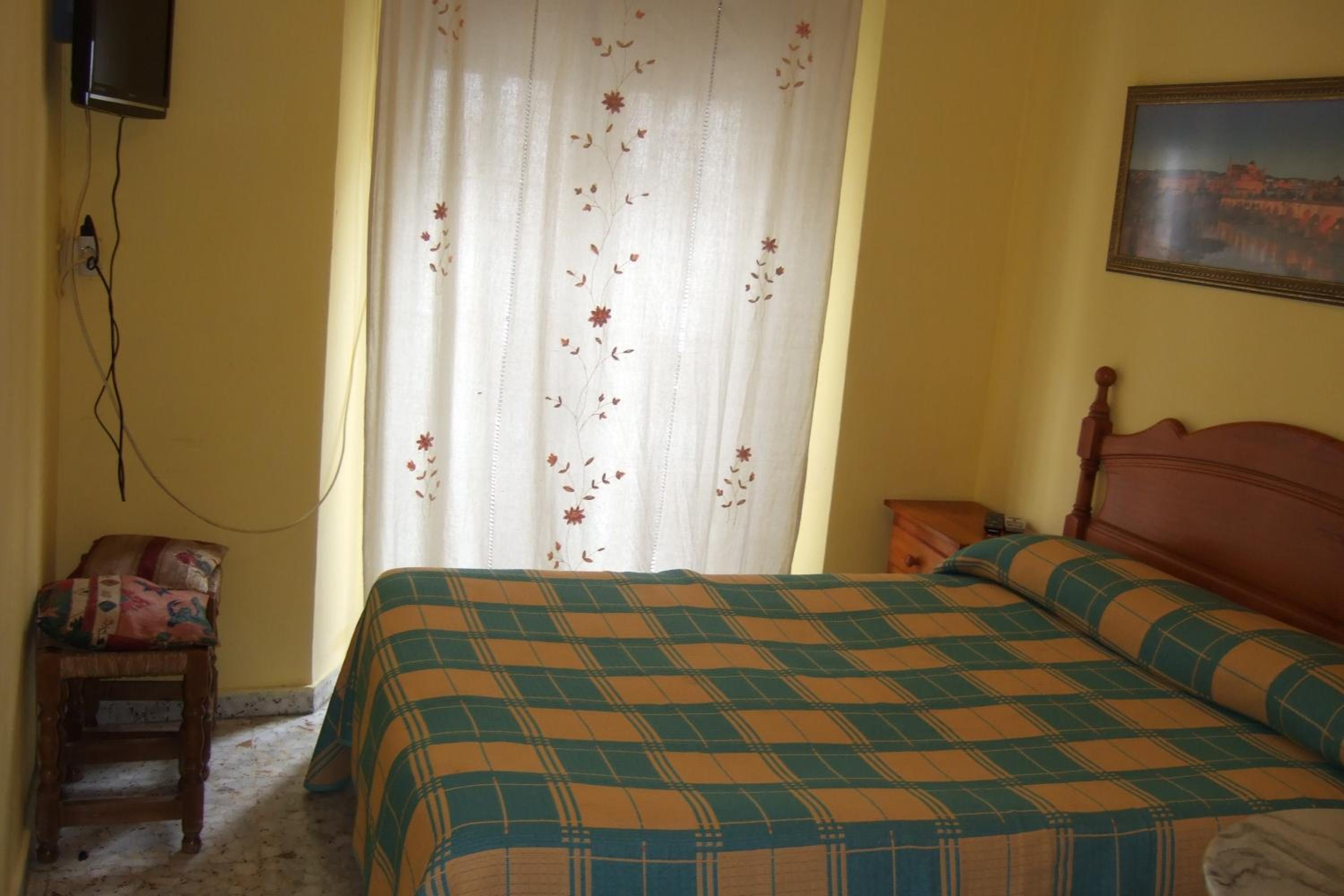 Double Room with Private Bathroom - Photo 2