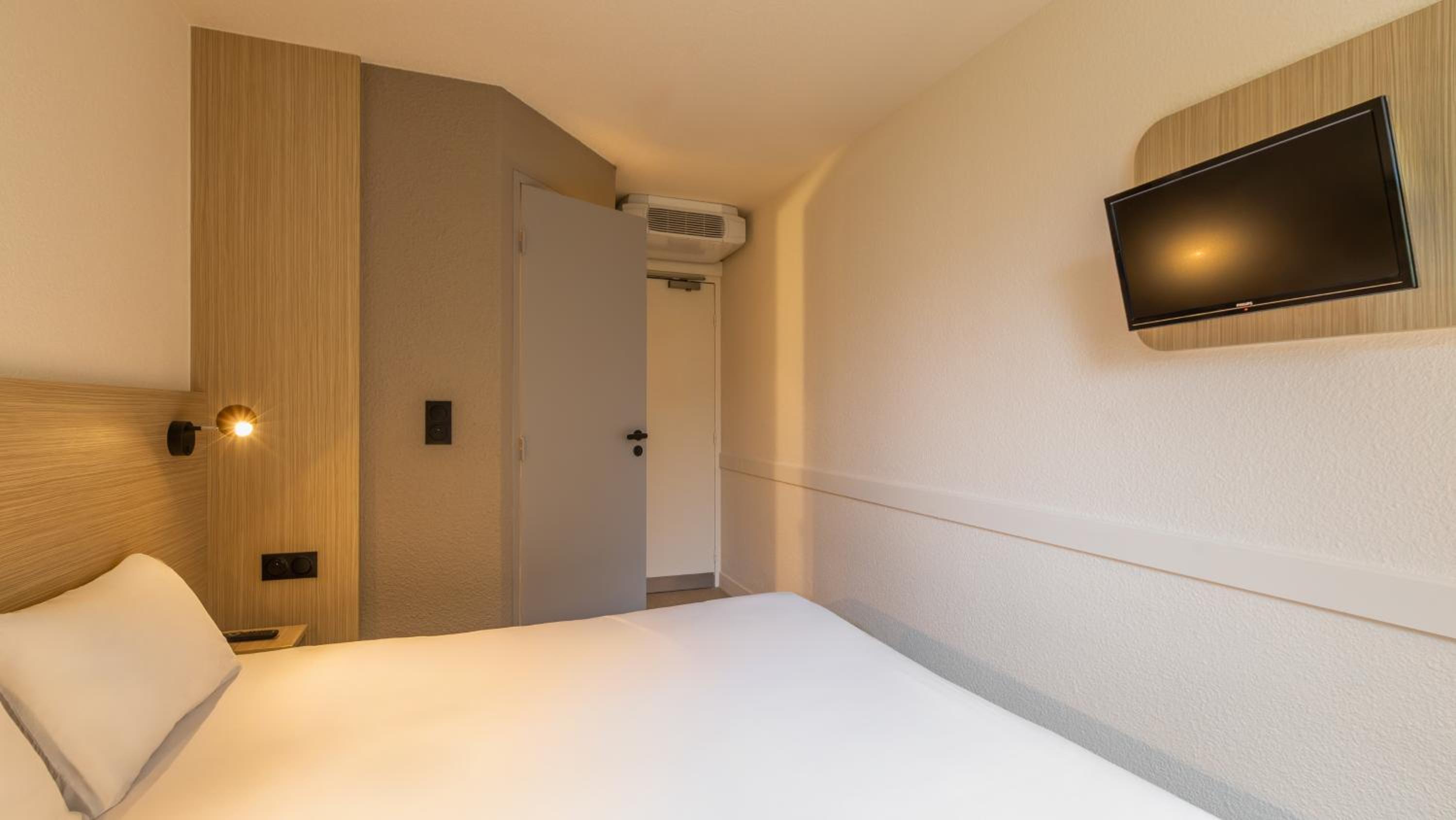 Standard Room - 1 Queen Bed - Photo 8