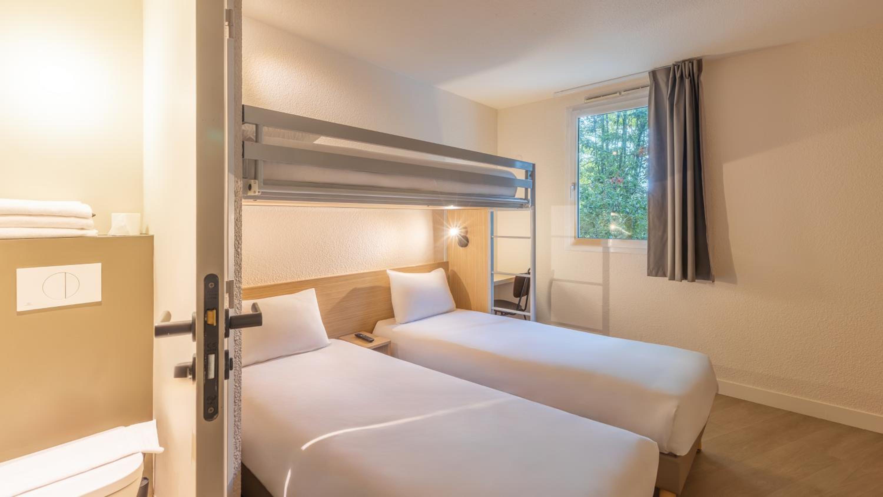 Standard Twin Room with One Bunk Bed - Photo 7