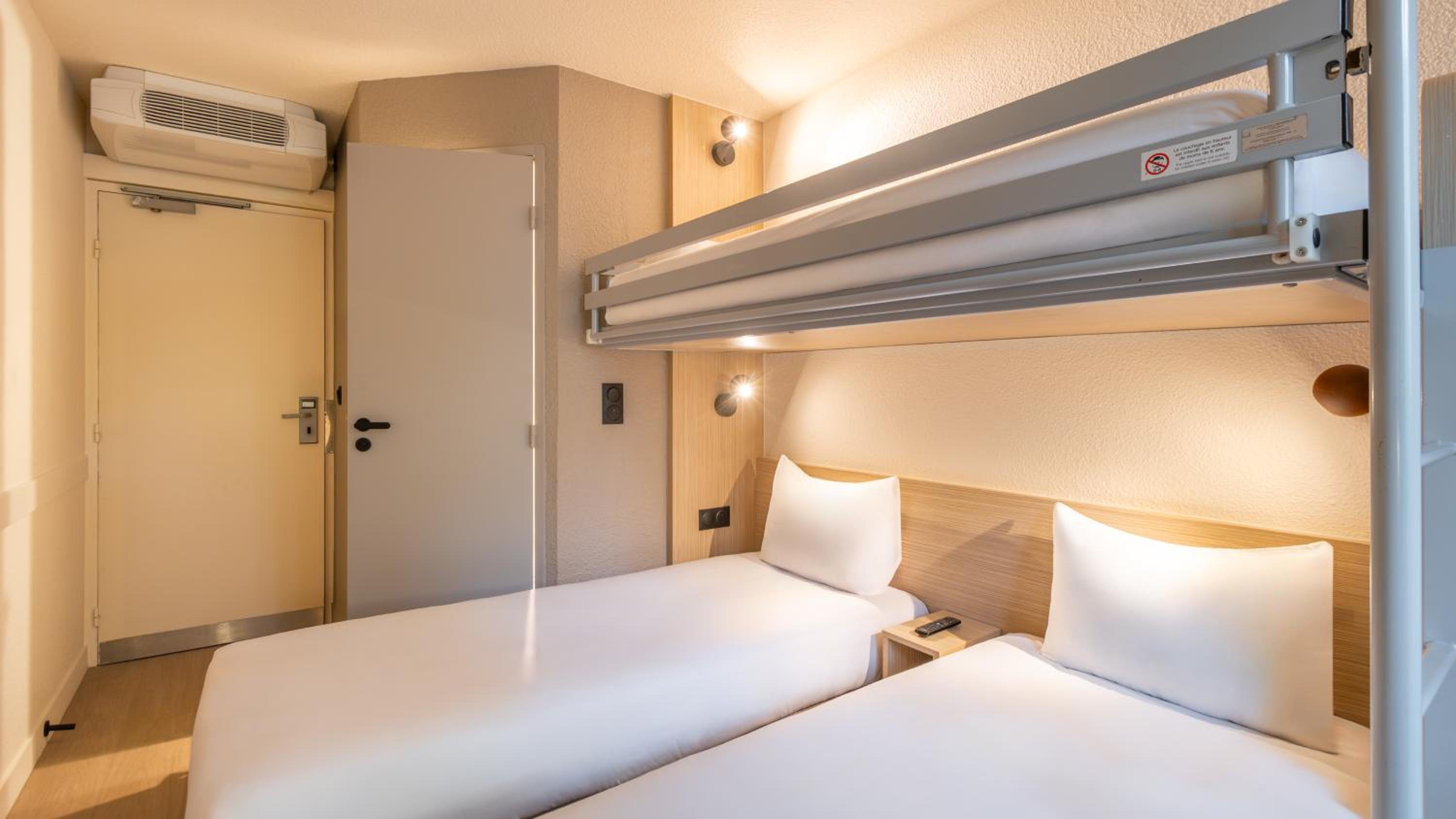Standard Twin Room with One Bunk Bed - Photo 4