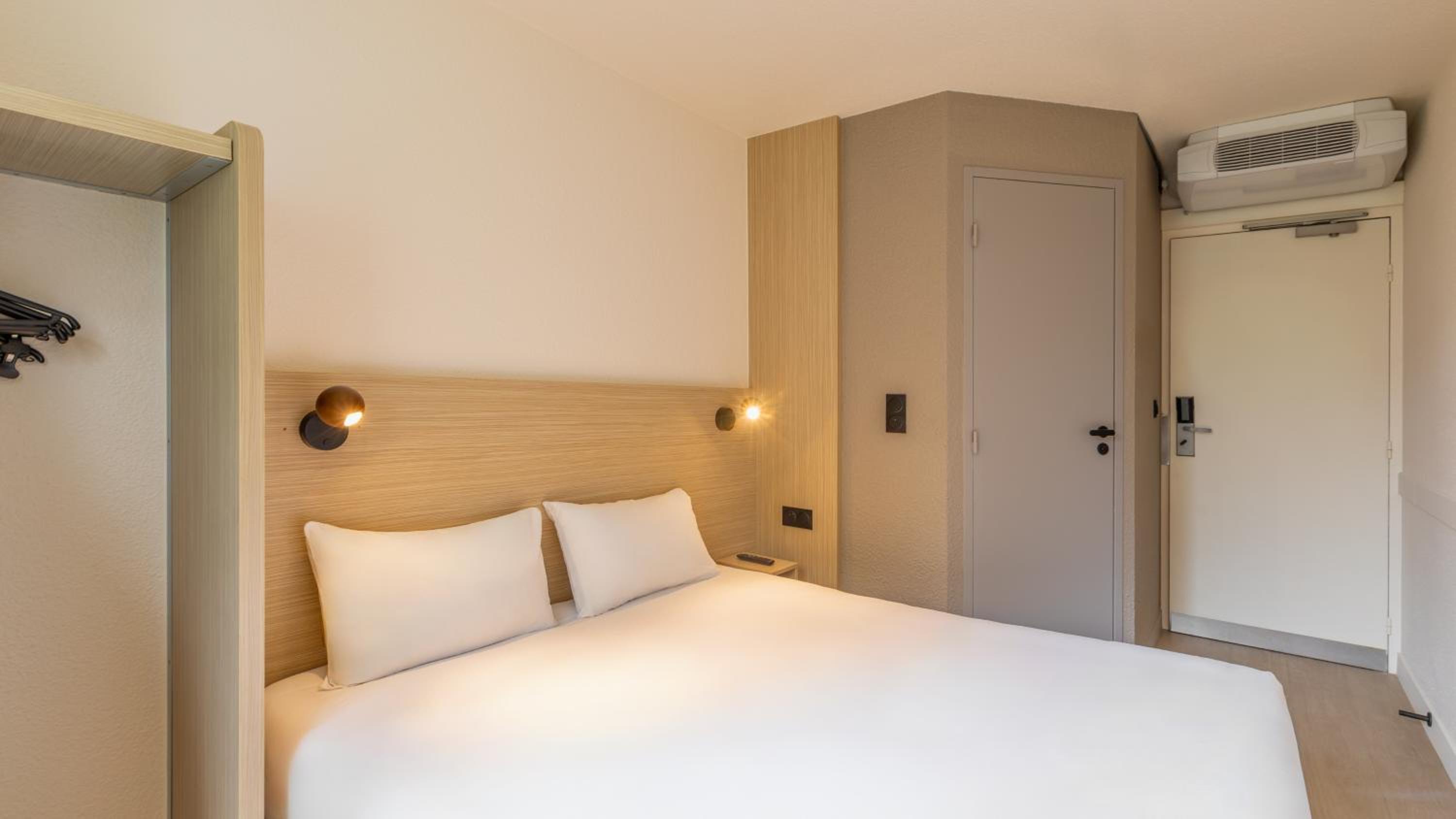 Standard Room - 1 Queen Bed - Photo 6