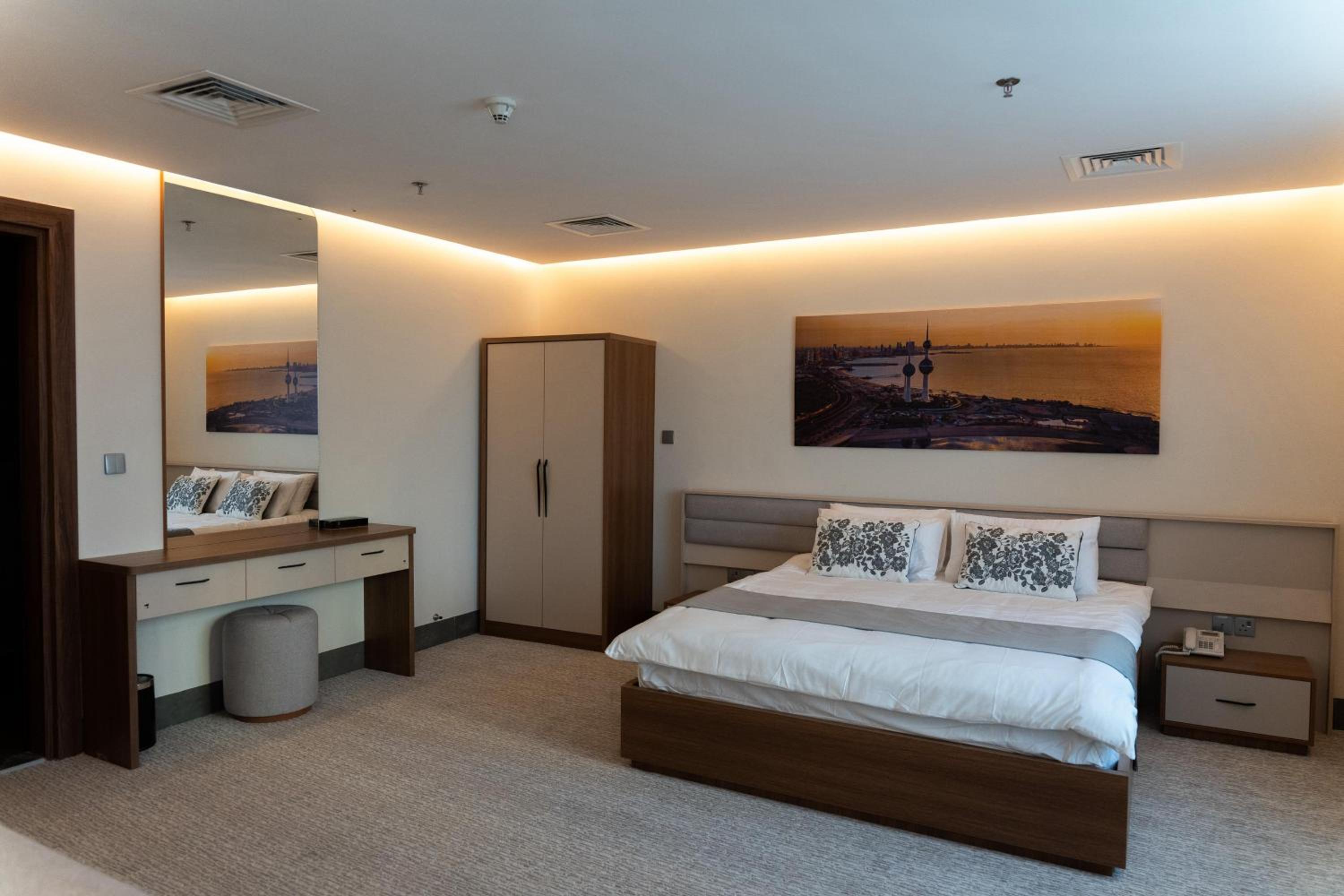 Deluxe King Suite photo 2