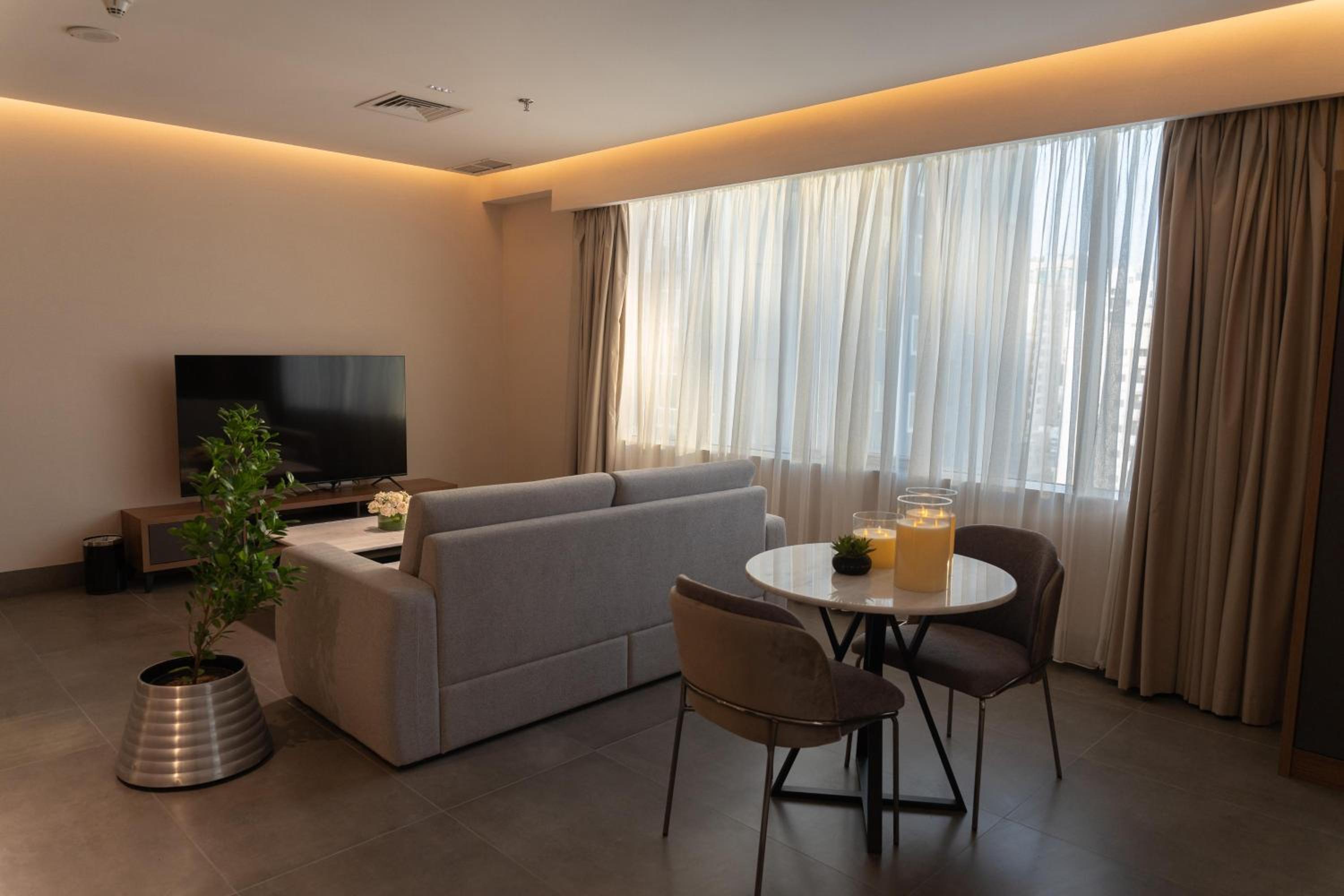 Deluxe King Suite