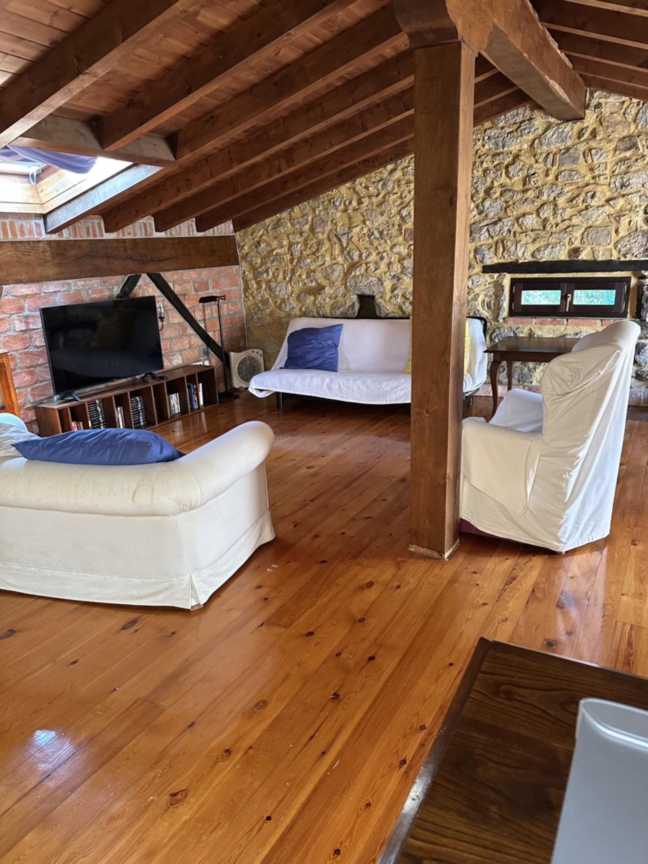 Six-Bedroom House photo 3