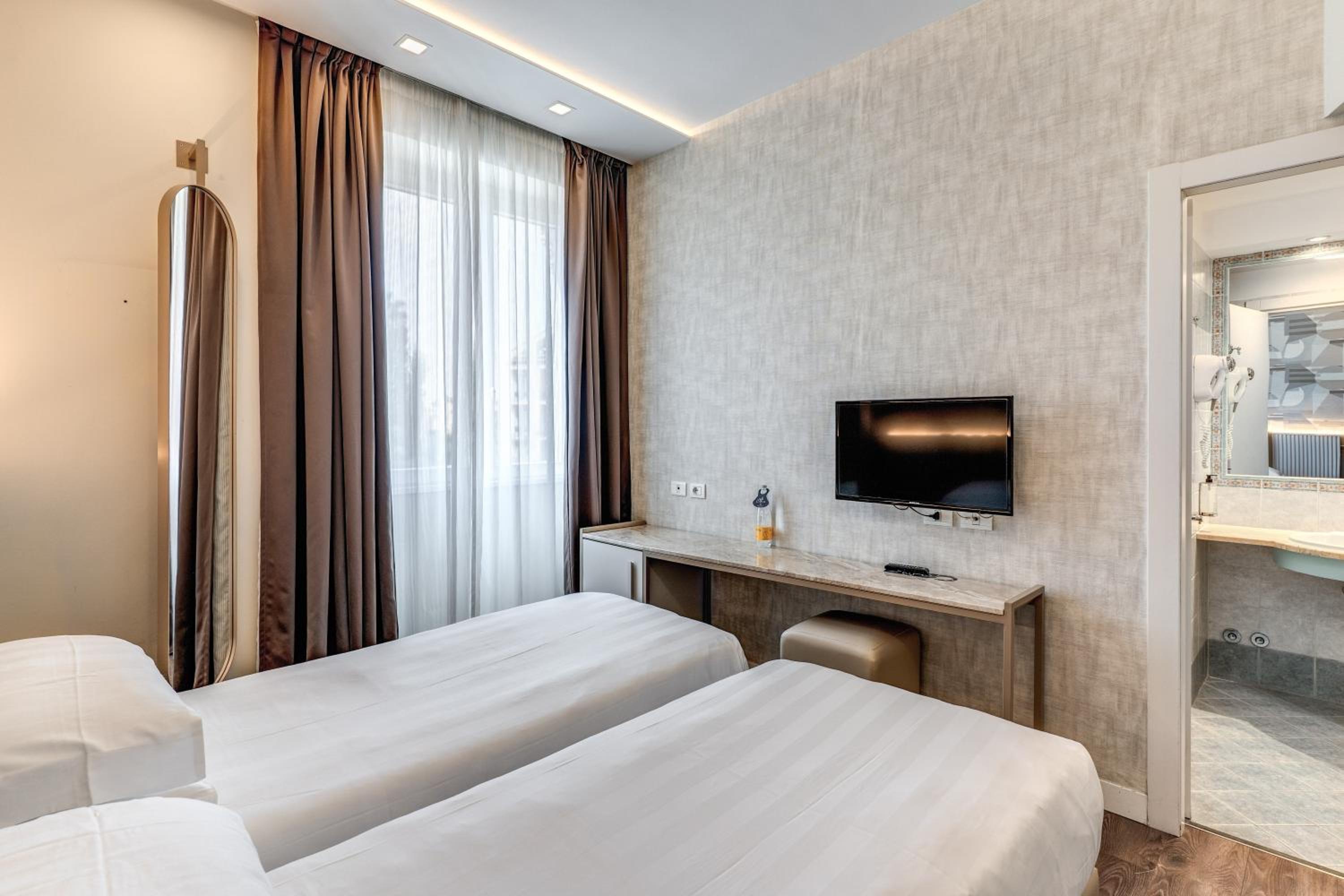 Superior Double or Twin Room (1-2 Adults) - Photo 4