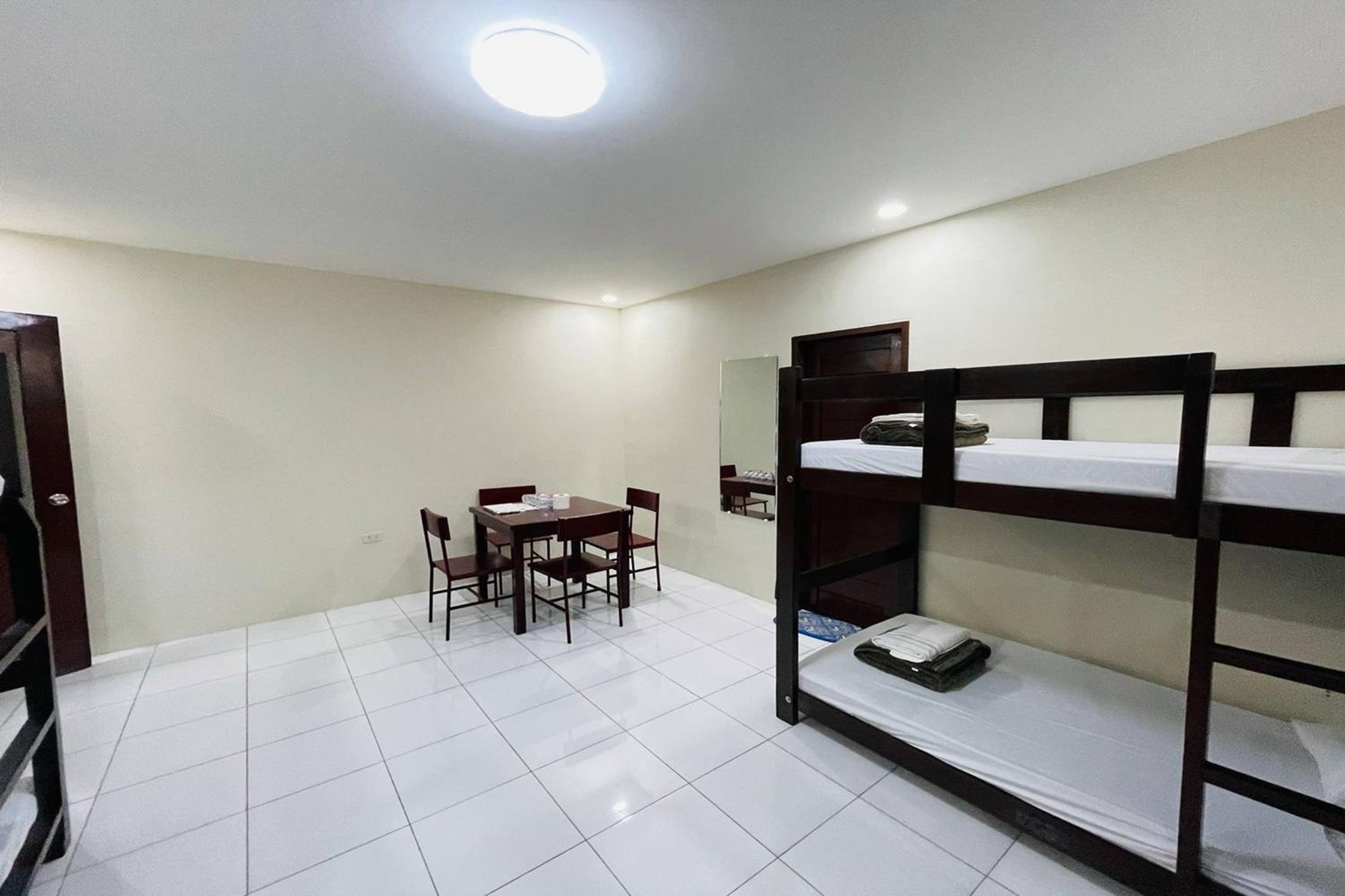 8-Bed Mixed Dormitory Room photo 2