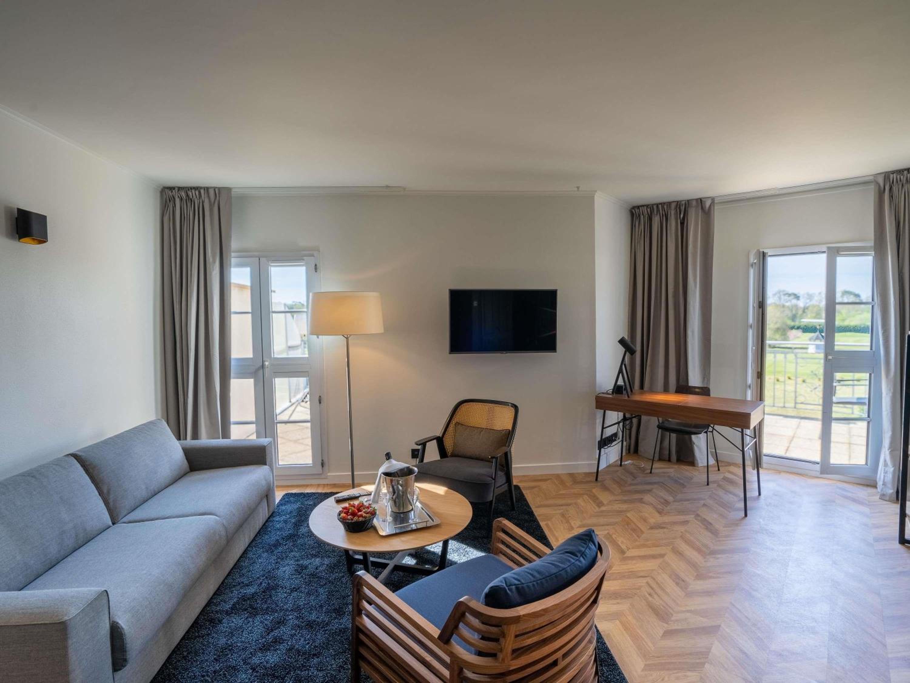 Suite - Photo 1
