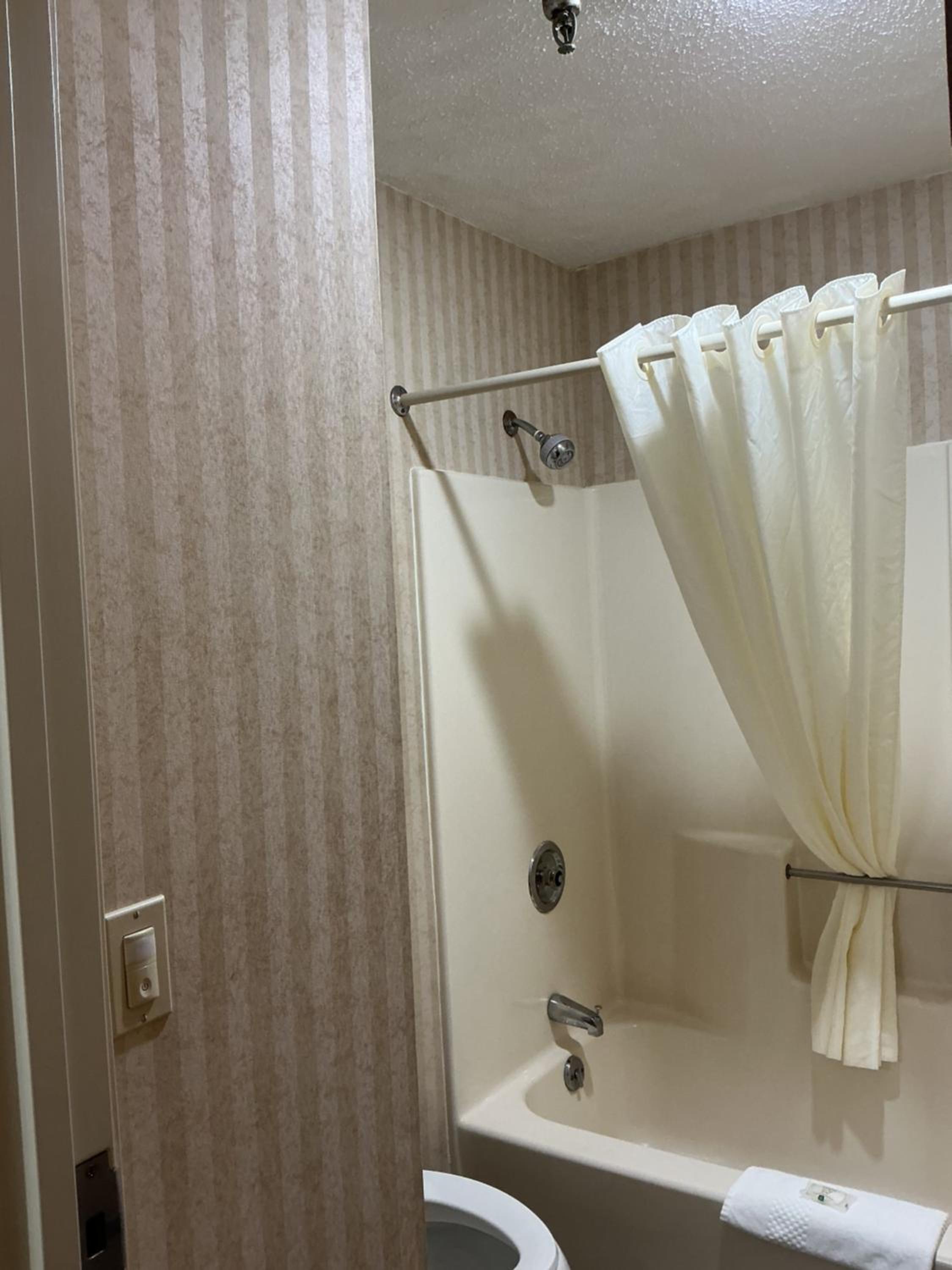 Standard Double Room with Two Double Beds - Non-Smoking - Photo 11
