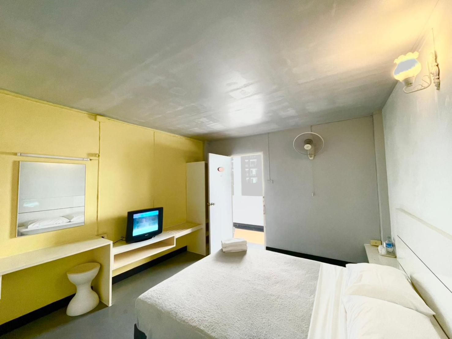 Standard Double Room with Fan - Photo 2