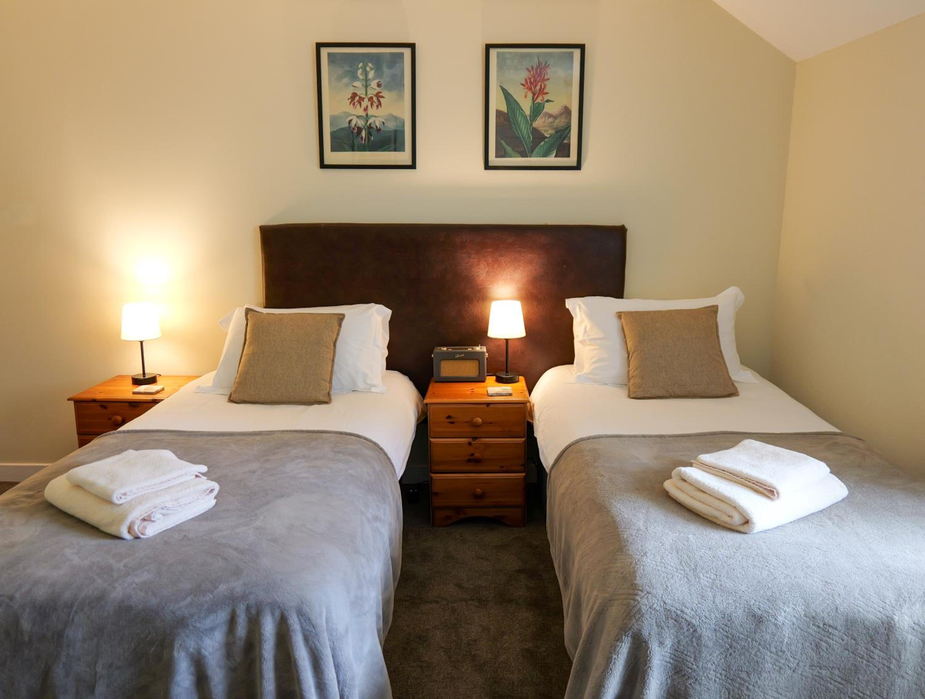 Twin Room with Bathroom photo 2
