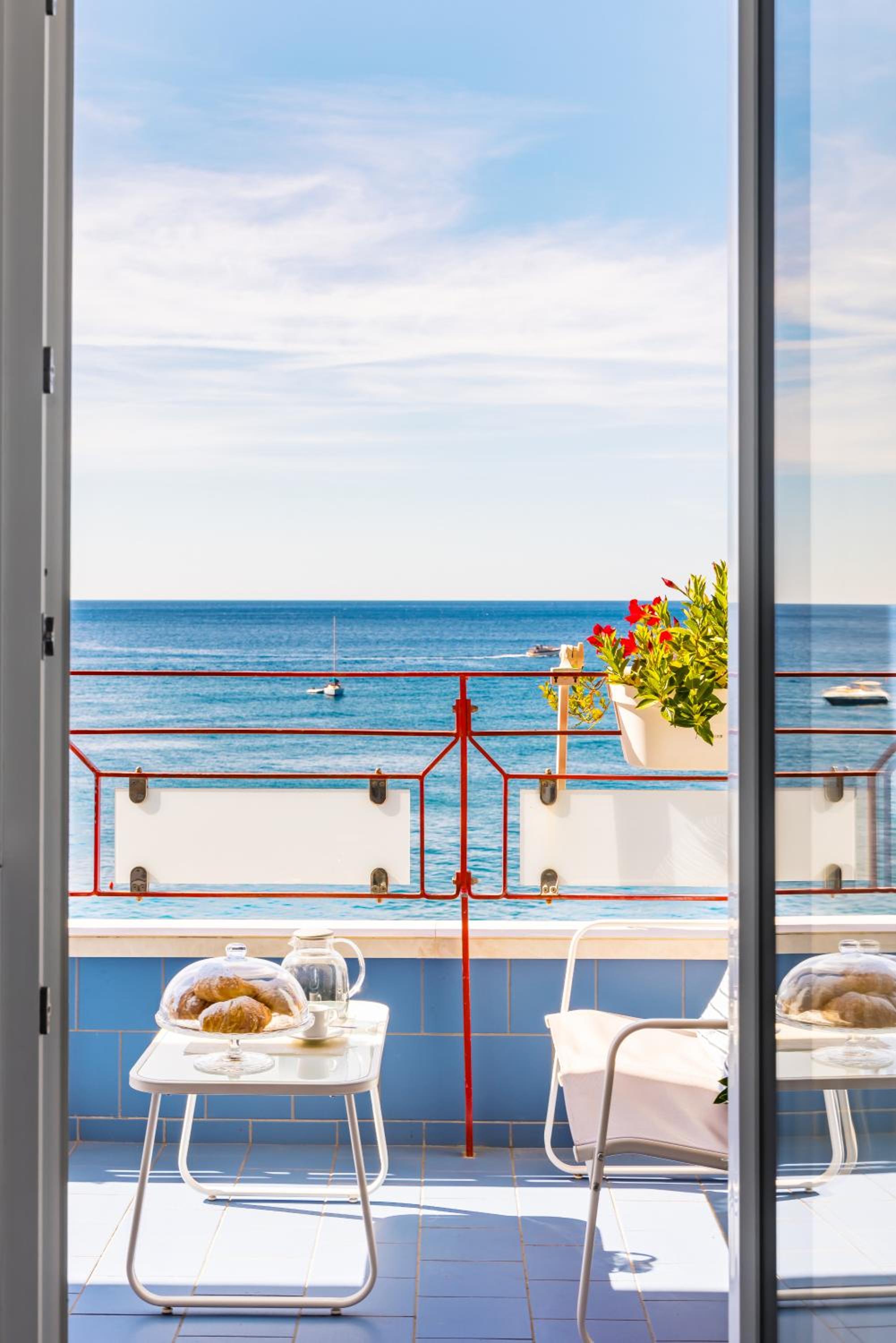 Deluxe One-Bedroom Apartment with Ocean View