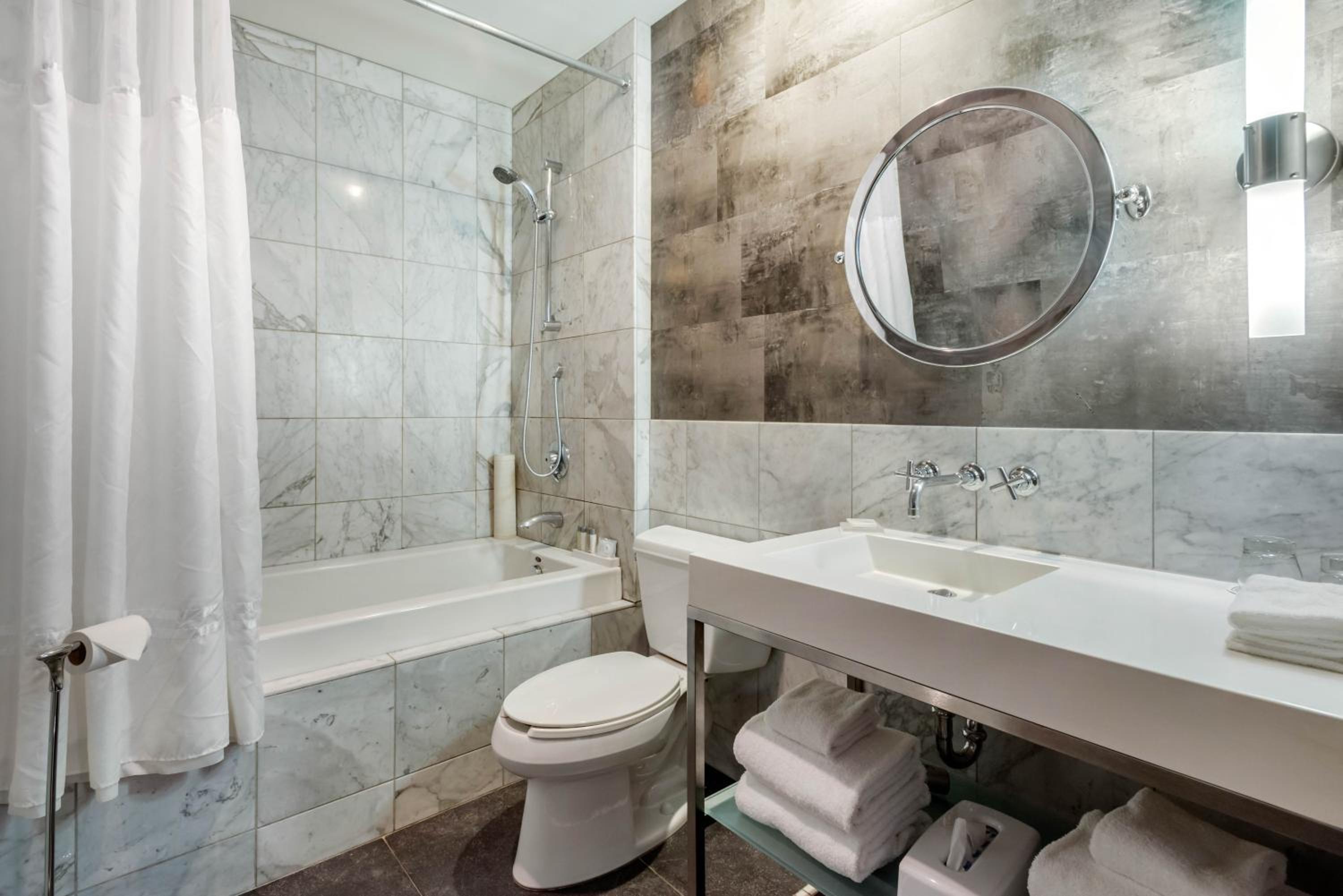 King Suite with Whirlpool - Non-smoking