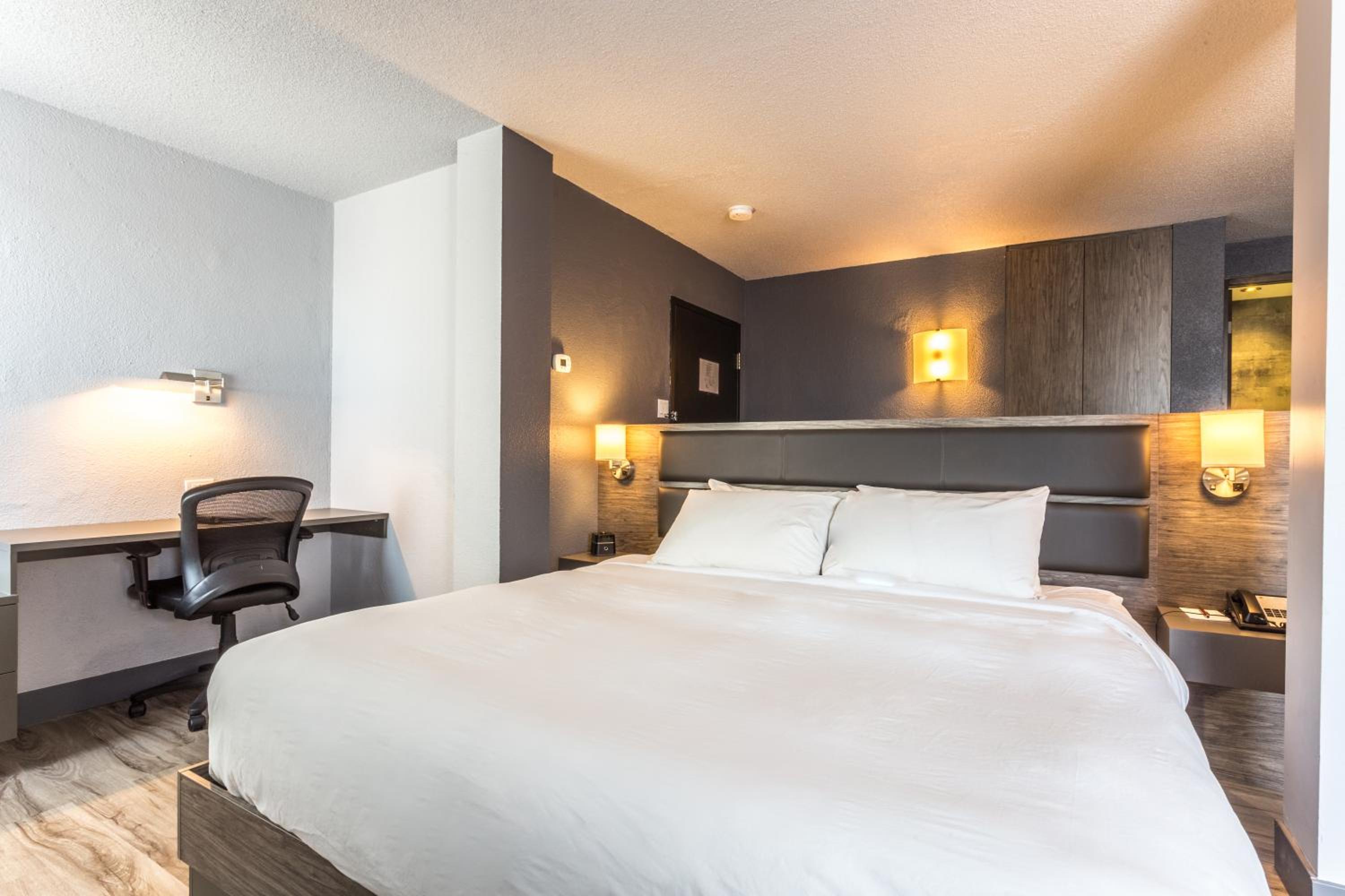 King Suite with Whirlpool - Non-smoking