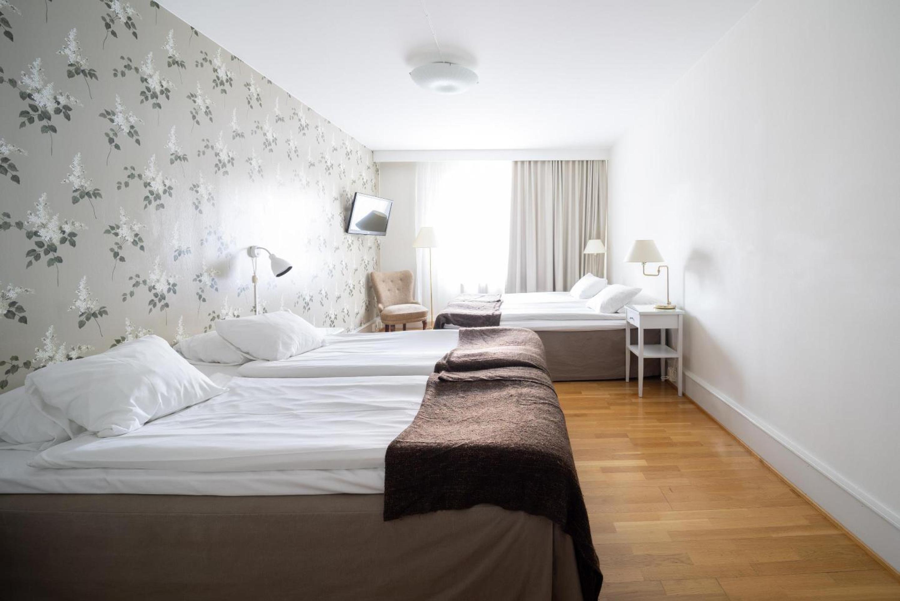 Family Room with Two Single Beds and One Bunk Bed - Non-Smoking - Photo 4