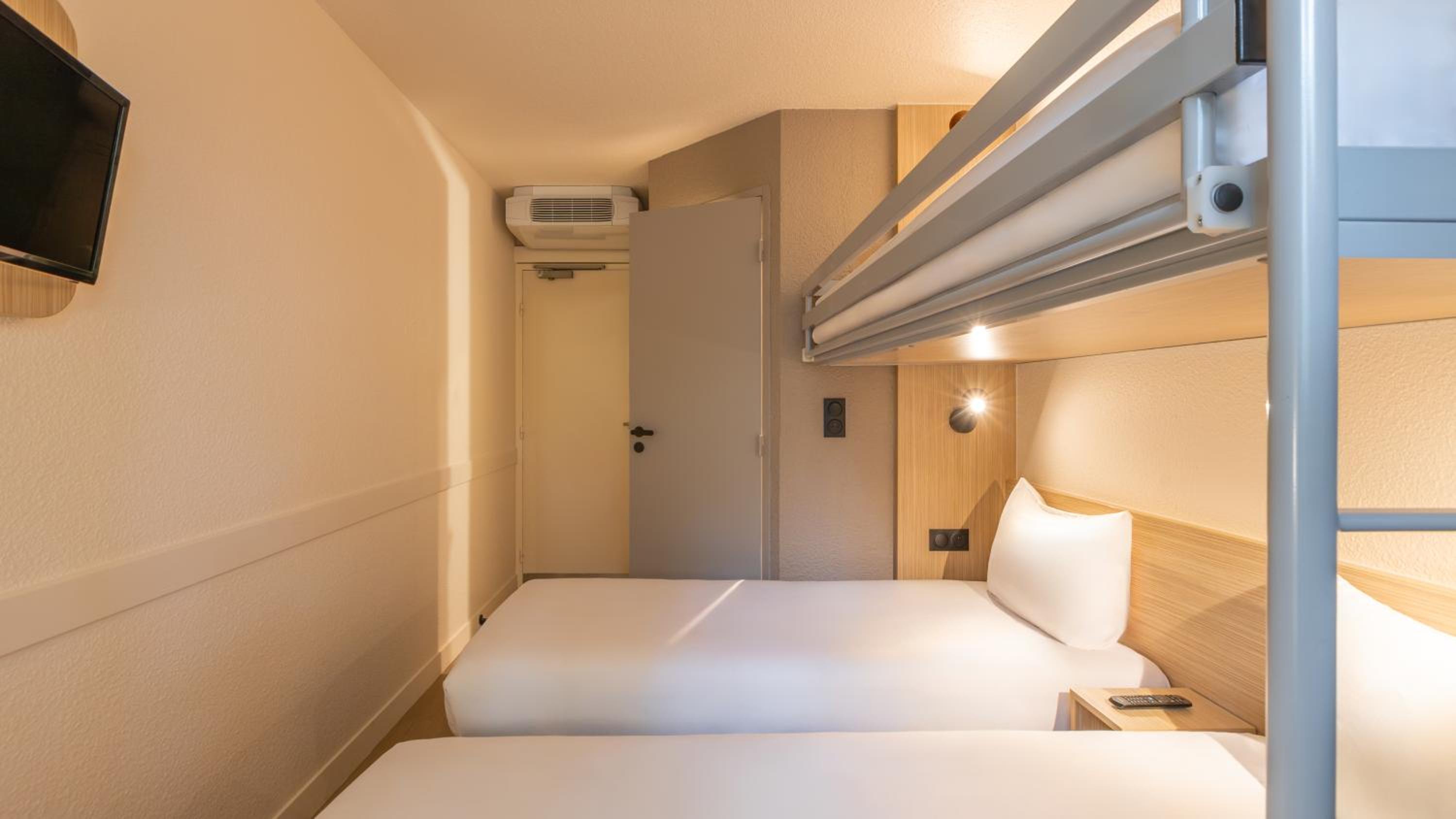 Standard Room with Two Single Beds and One Bunk Bed - Photo 5