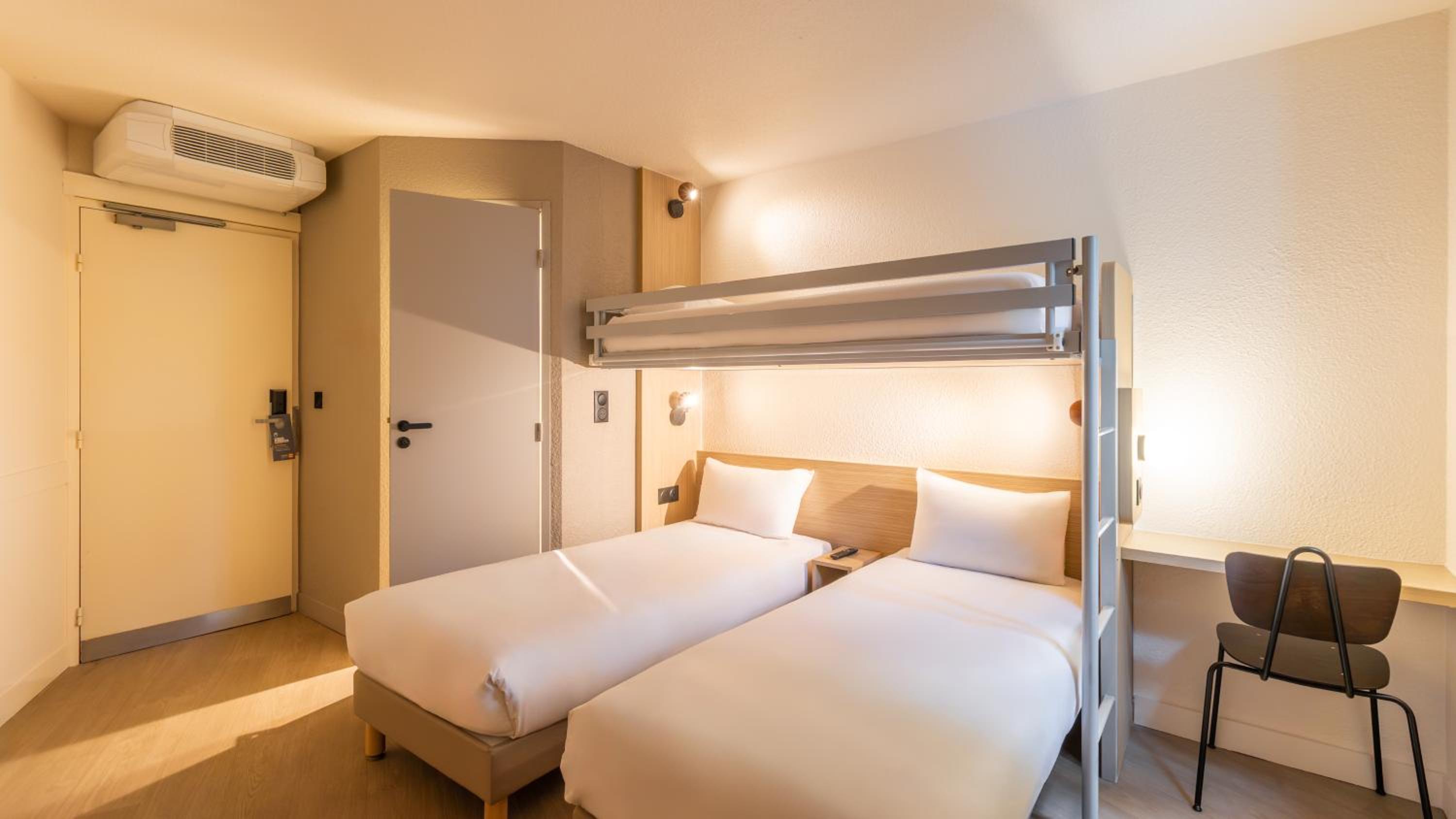 Standard Room with Two Single Beds and One Bunk Bed - Photo 11